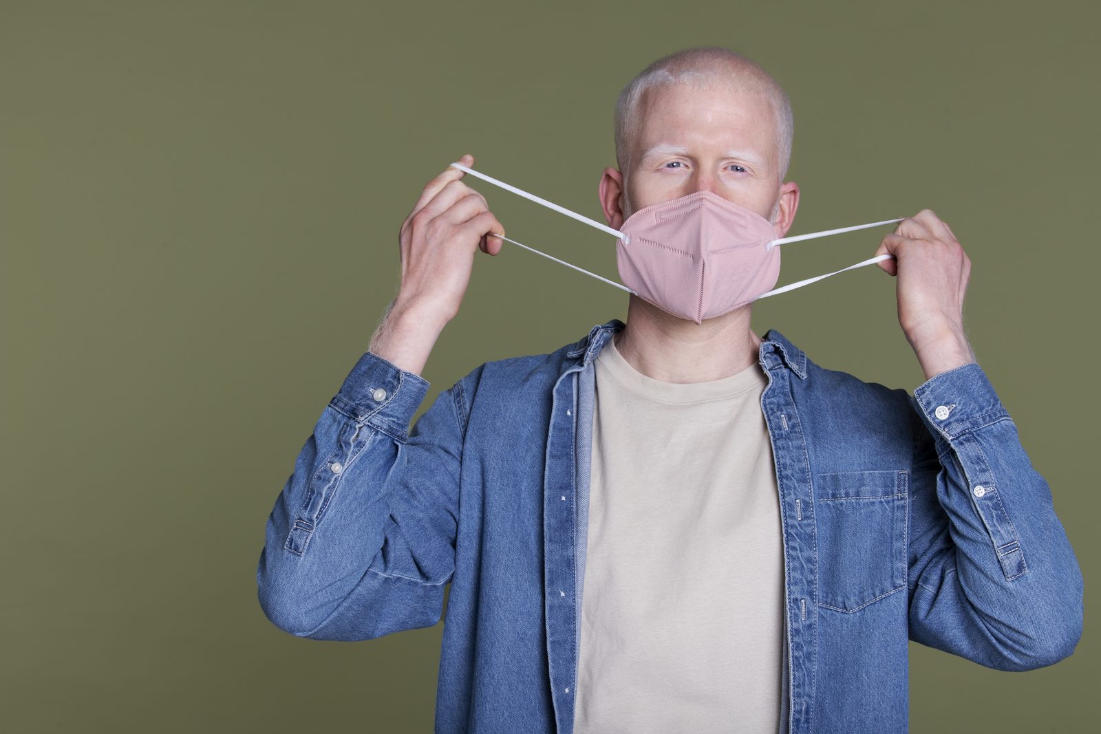 Mann nimmt seine FFP2-Maske ab