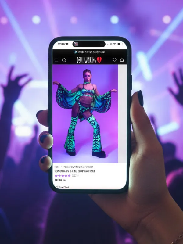 A female browsing through the DevilWaliking website