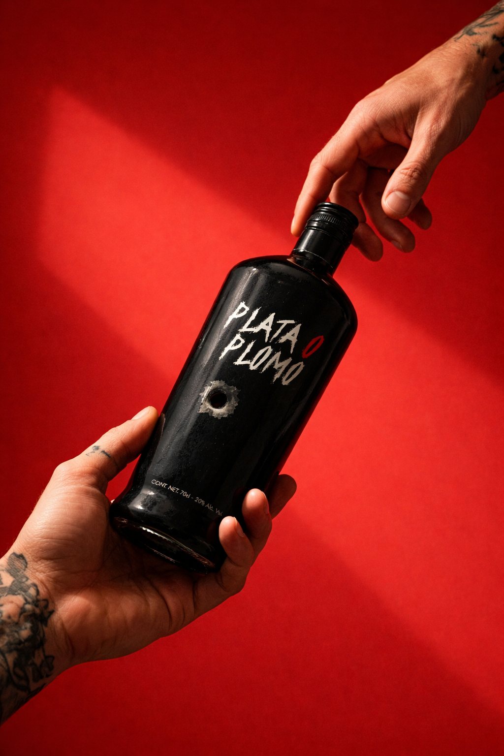 Botella de Plata o Plomo sobre fondo rojo