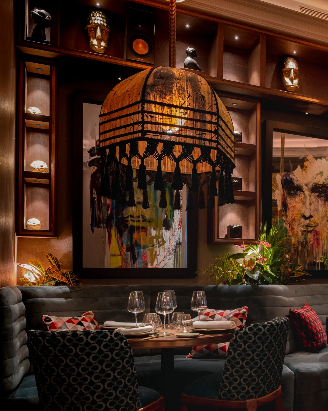 Sala de ABYA con lámpara artesanal