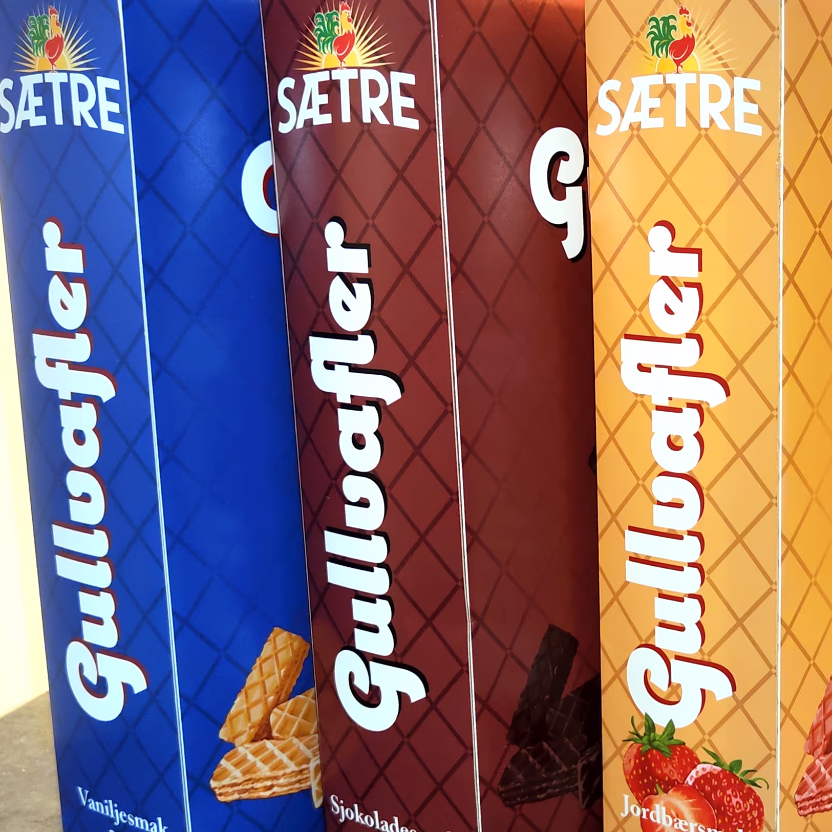 Nærbilde av siden på redesignet av gullvafler emballasjen. Viser alle tre boksene.