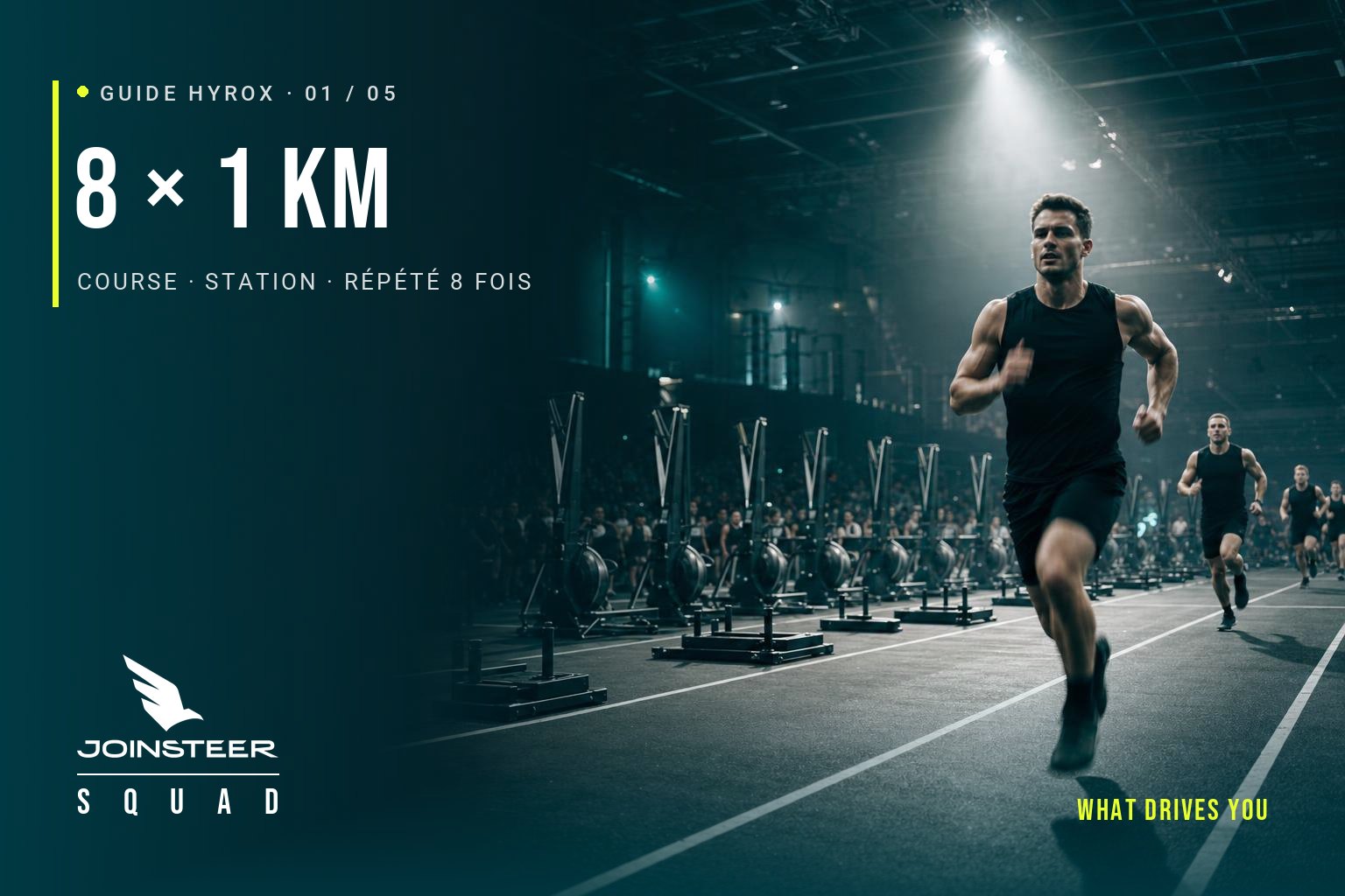 Athlètes courant sur la piste intérieure d’une course de fitness, ergomètres et traîneaux en arrière-plan
