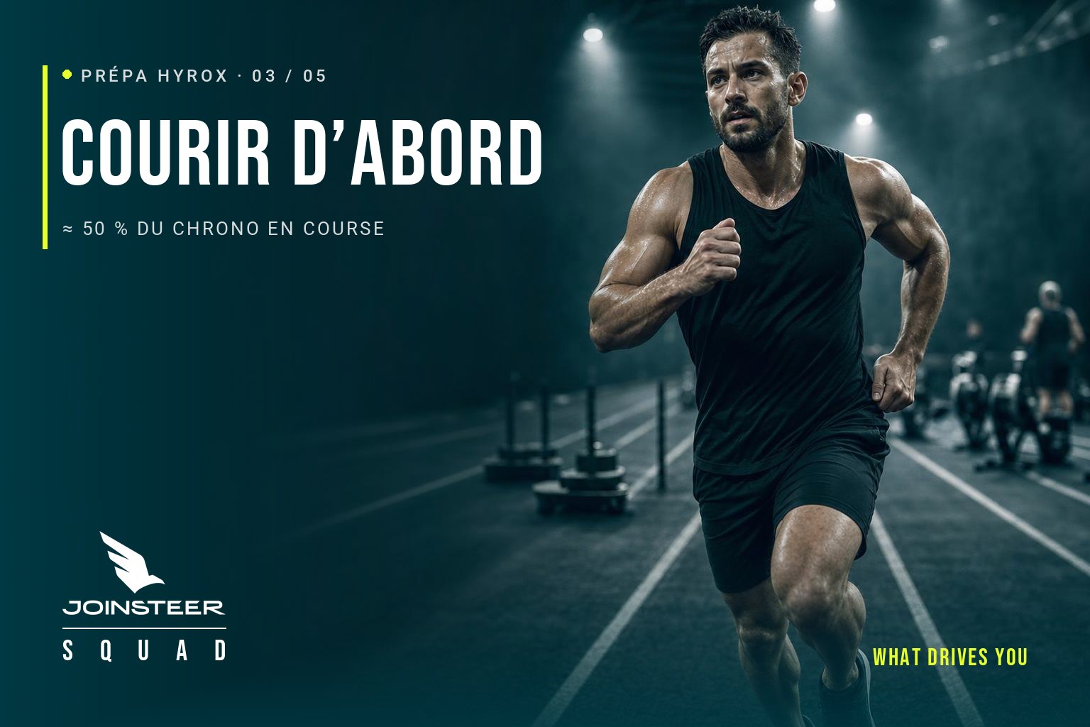 Athlète en course à pied dans une salle de compétition de fitness, entraînement HYROX