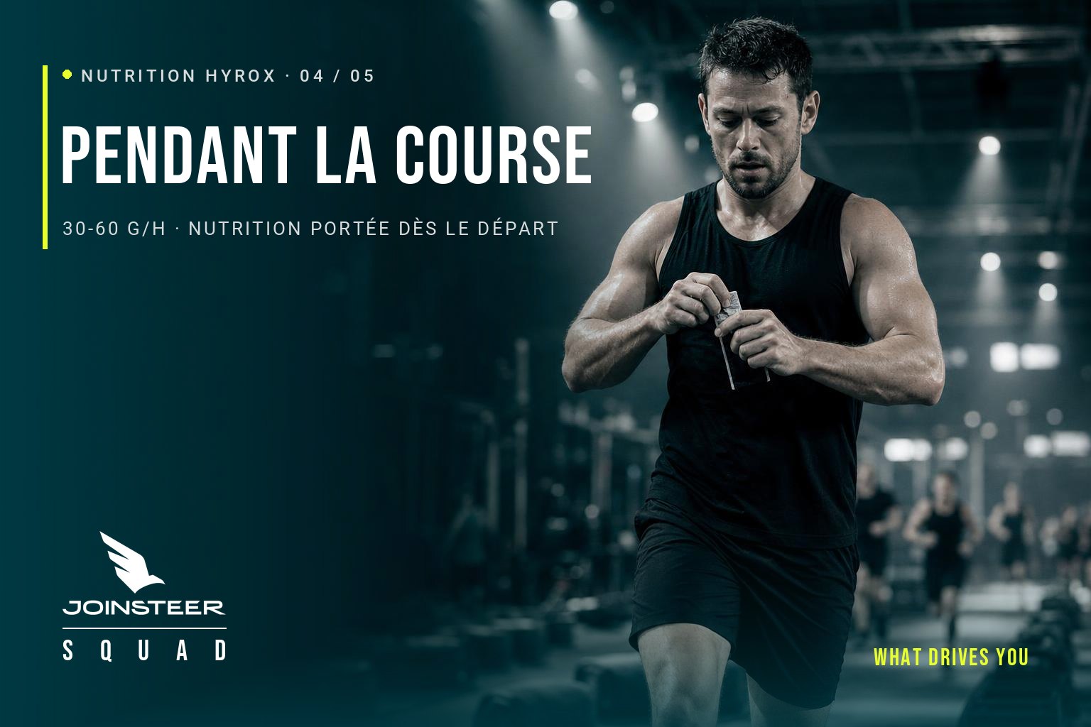 Athlète ouvrant un gel énergétique en courant dans la zone de transition d’une course de fitness en salle