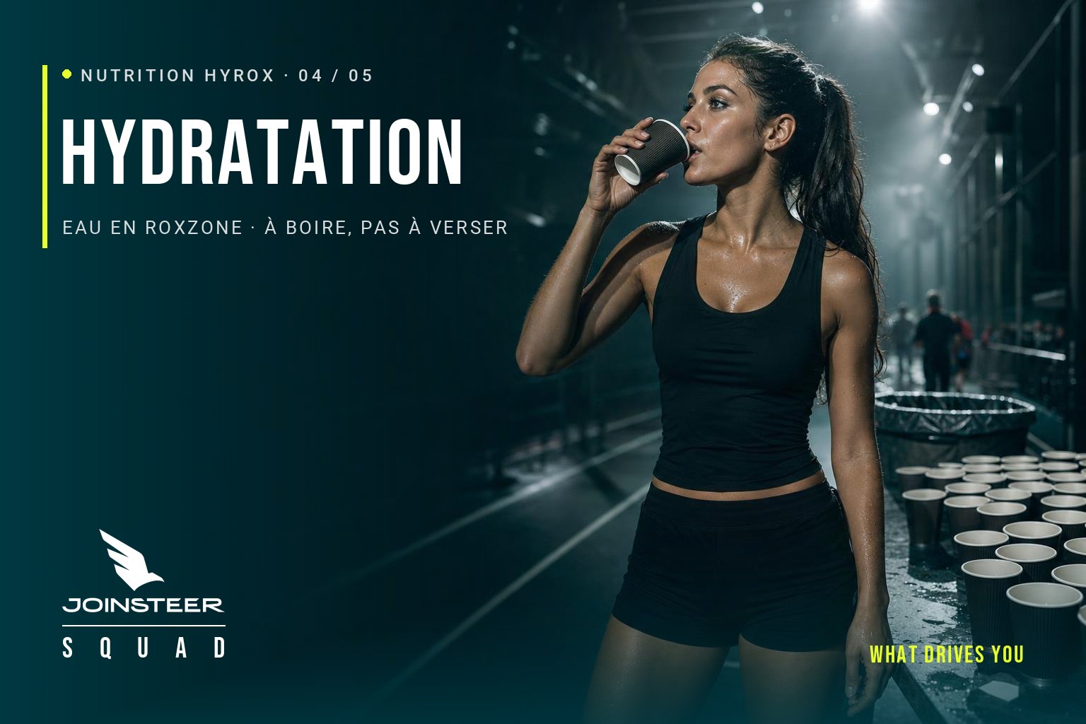 Athlète buvant un gobelet d’eau au point de ravitaillement d’une course de fitness en salle