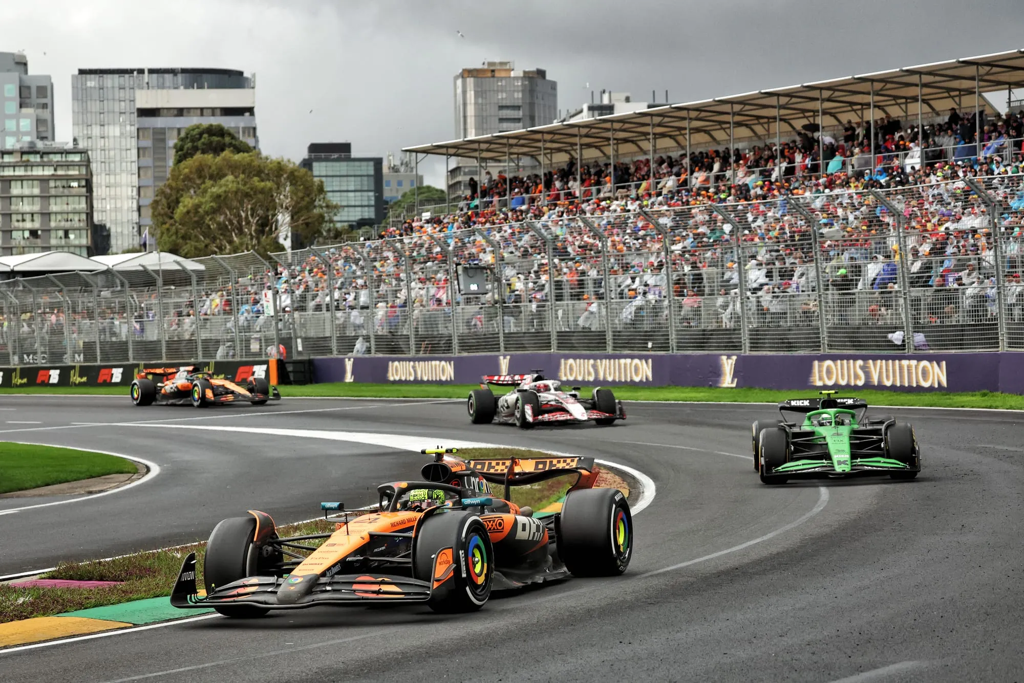 Lando Norris triomphe sous la pluie à l'ouverture de la saison de F1 2025 à Melbourne 🌧️🏁