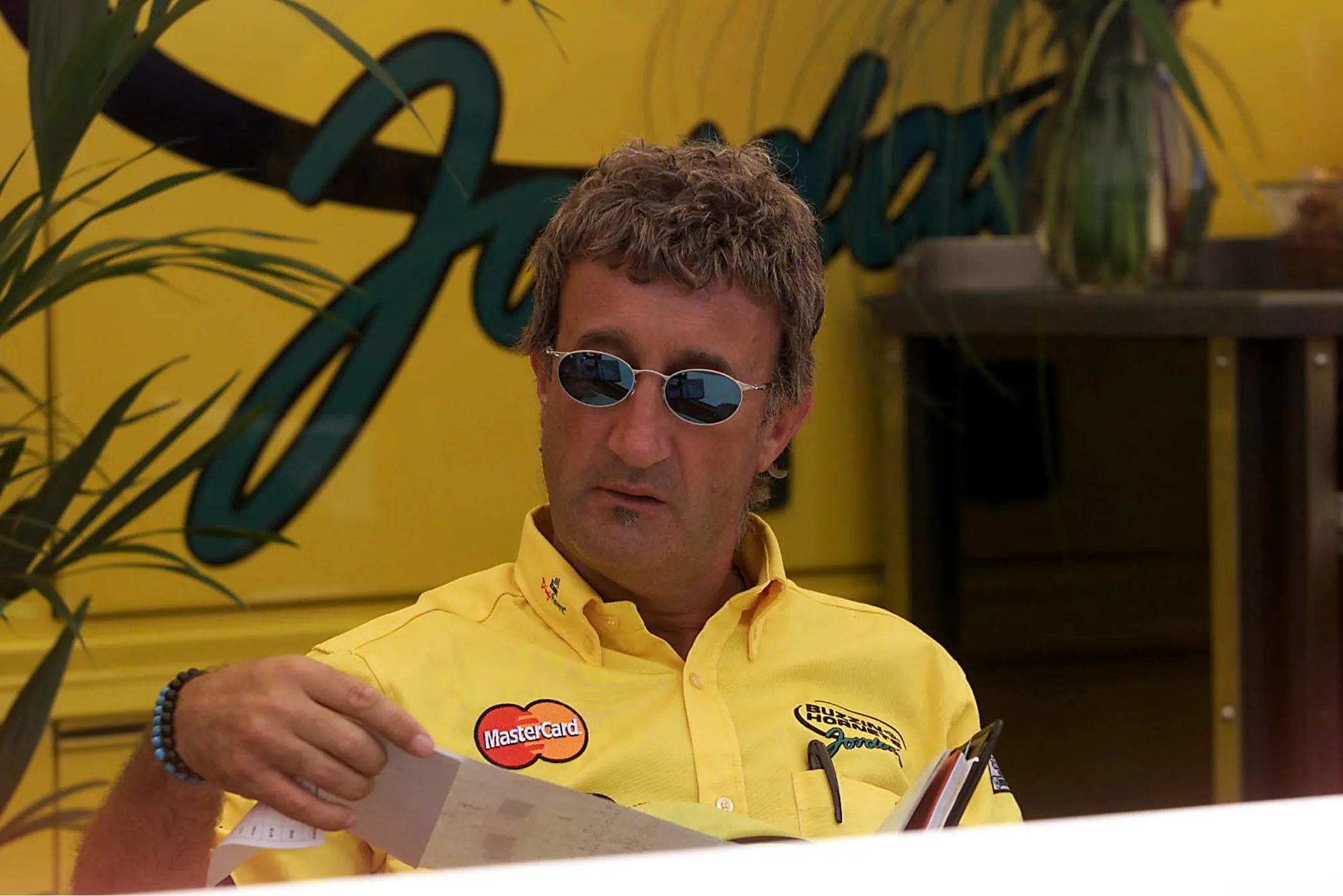 Hommage inoubliable à une icône de la F1 : Célébrons la légende qu'était Eddie Jordan ✨