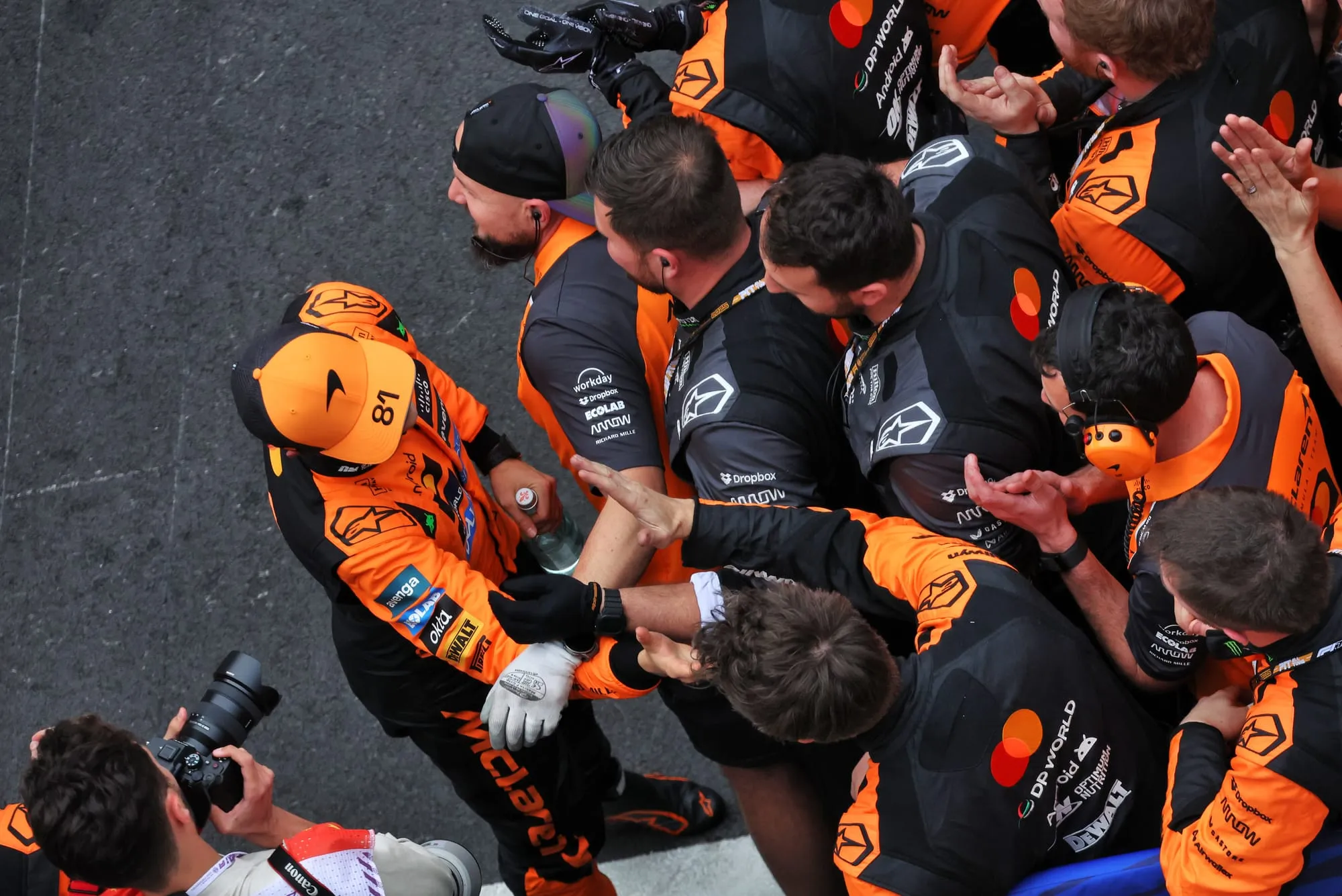 Victoire de Piastri en Chine : McLaren brille malgré les frayeurs de freins 🌟