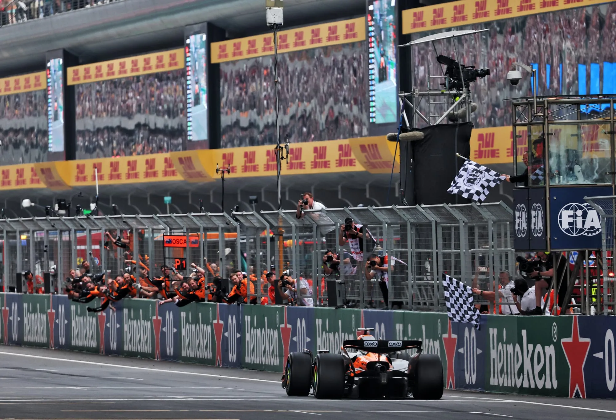 Bataille Stratégique et Maîtrise des Pneus : La Course Victorieuse de Piastri et Norris en Chine 🚗💨