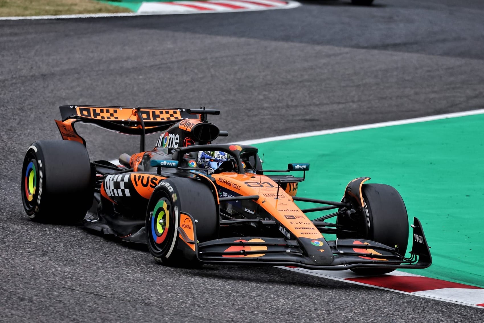 Verstappen bat les McLarens au GP du Japon après un accrochage aux stands