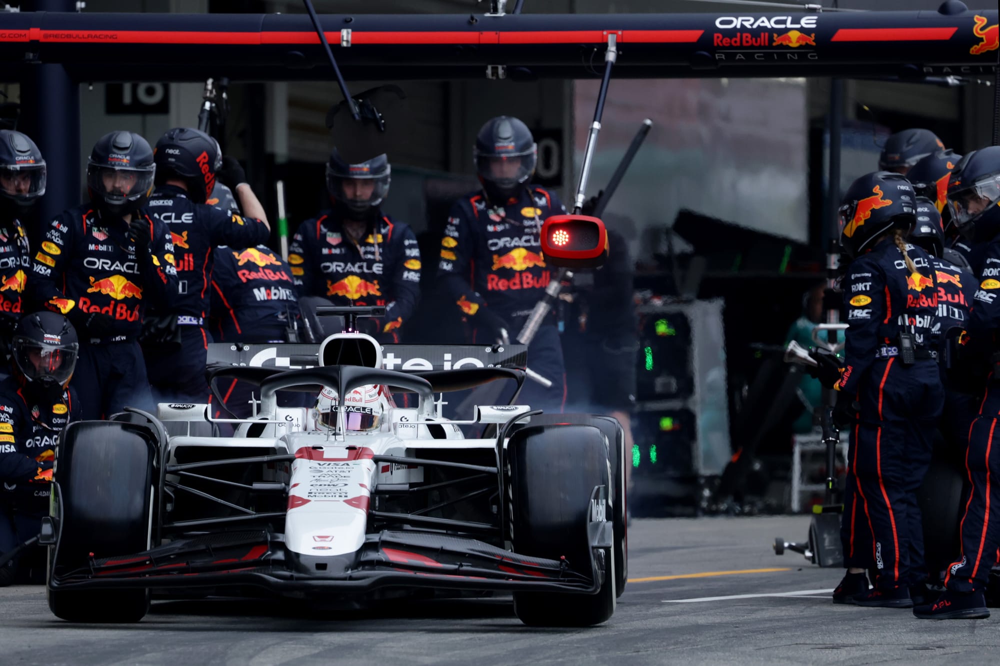 Verstappen bat les McLarens au GP du Japon après un accrochage aux stands