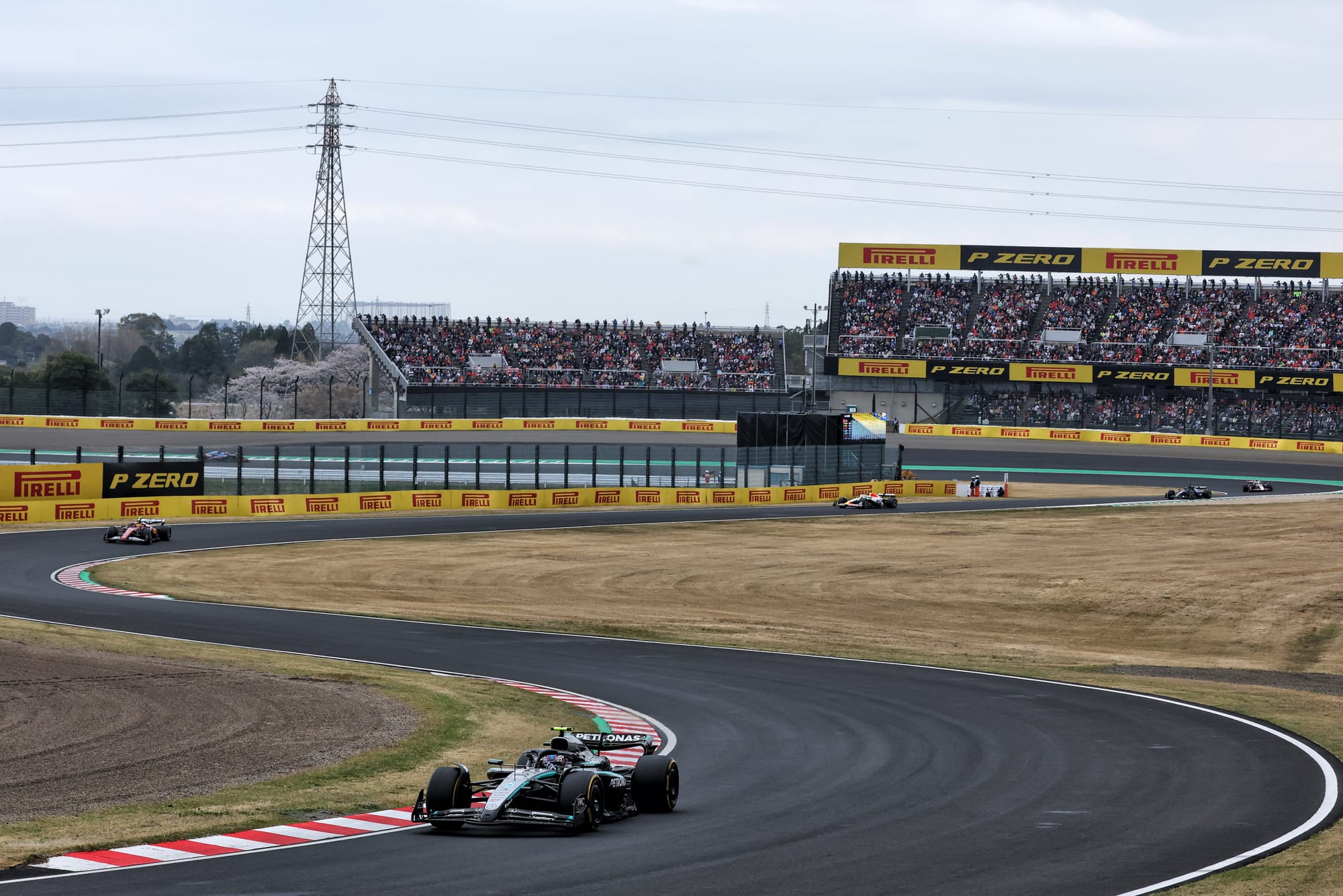Verstappen bat les McLarens au GP du Japon après un accrochage aux stands