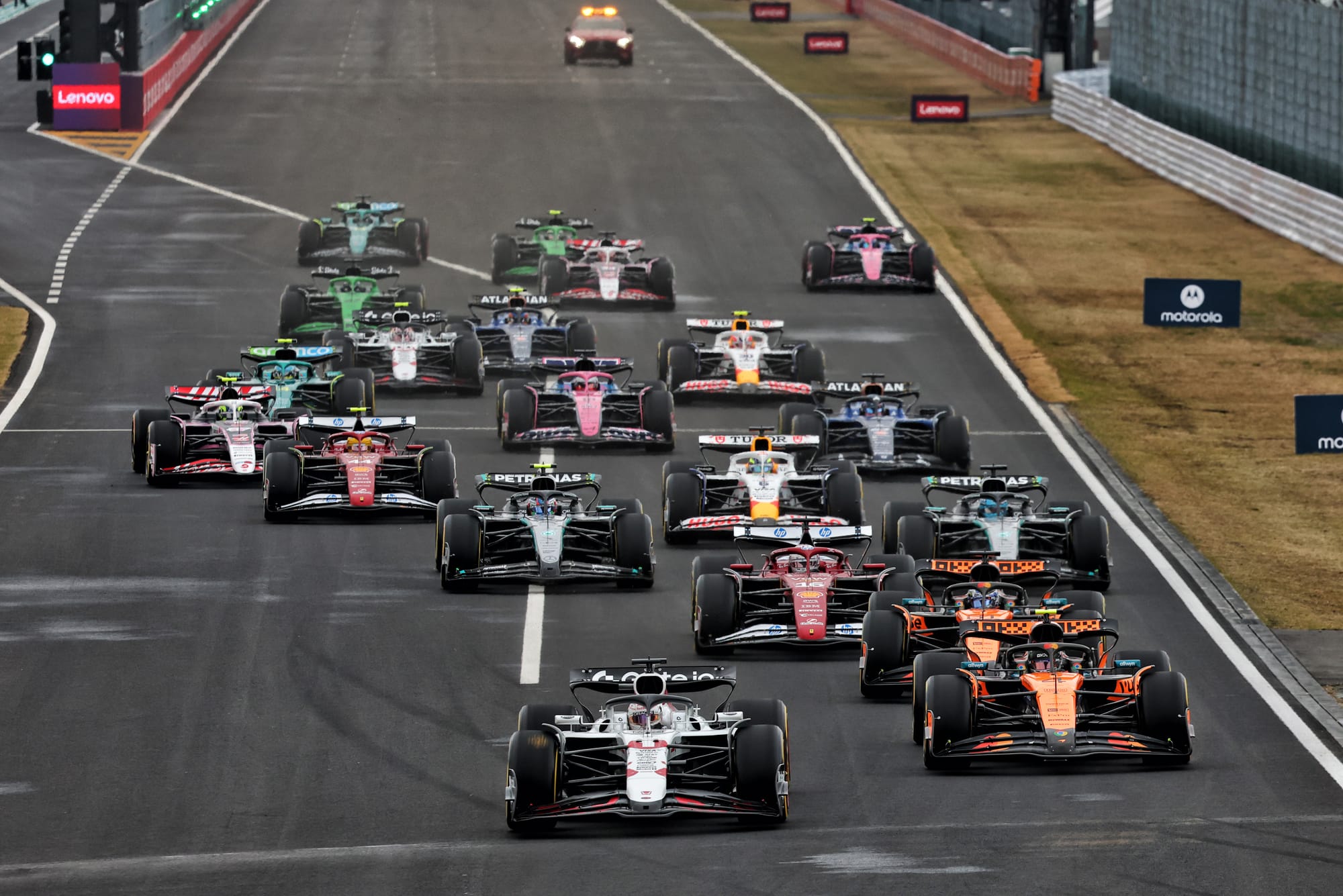 Verstappen bat les McLarens au GP du Japon après un accrochage aux stands