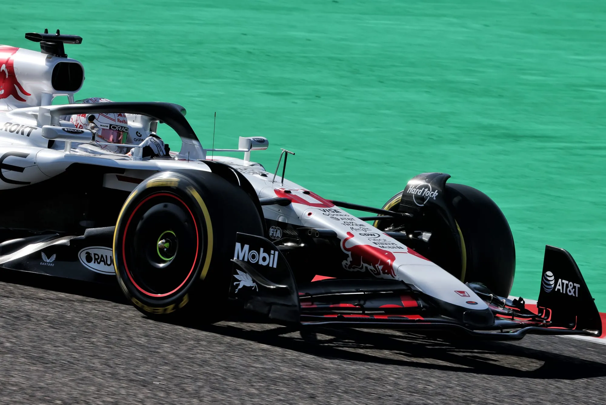 Pourquoi Red Bull peine à aligner deux pilotes performants en Formule 1 🚗🔥