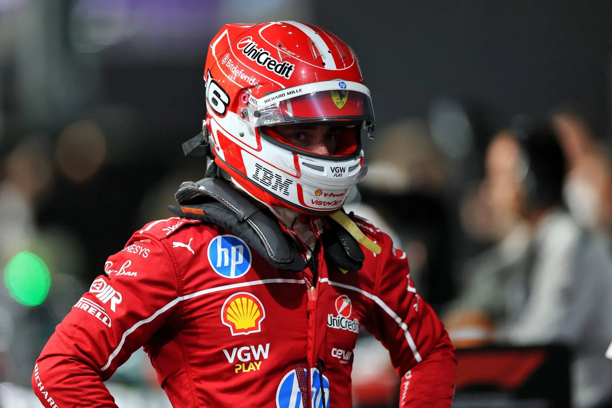 Charles Leclerc frustré 😤 : Pourquoi Ferrari peine-t-elle à combler son retard en F1 2025 ?