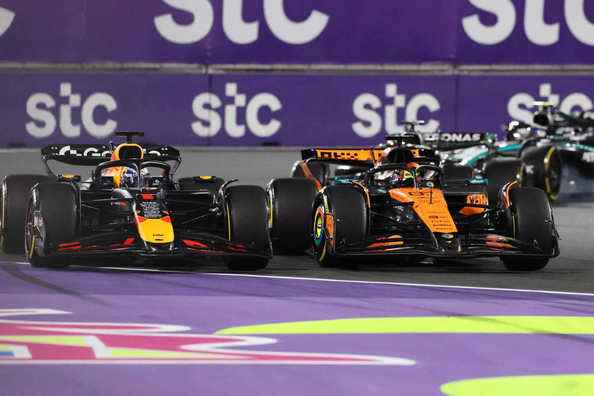 F1 : la gestion stratégique de Red Bull remise en cause après la controverse à Djeddah 🏎️⚠️