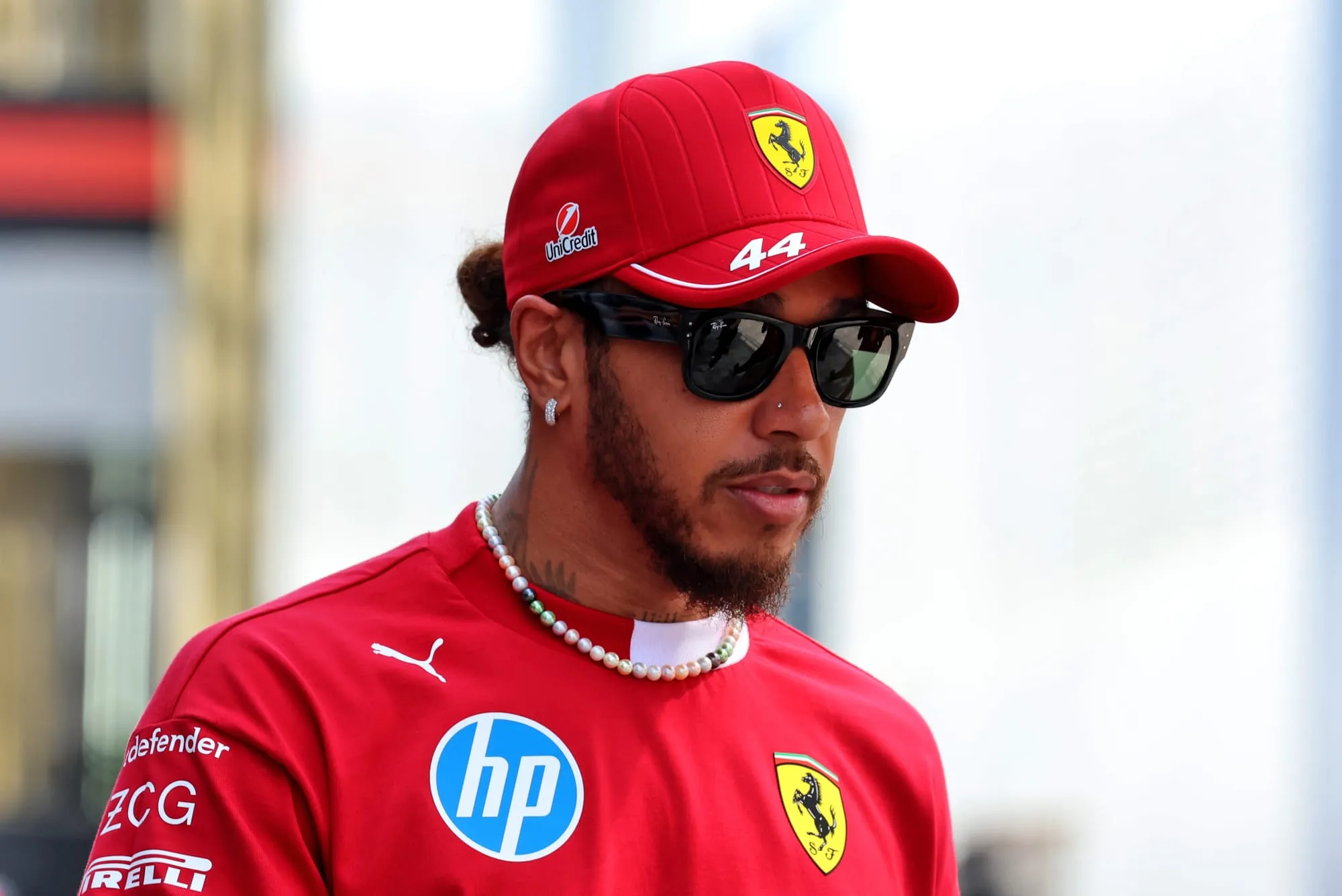 Crise chez Ferrari 😱 : Pourquoi Lewis Hamilton peine-t-il autant cette saison ?