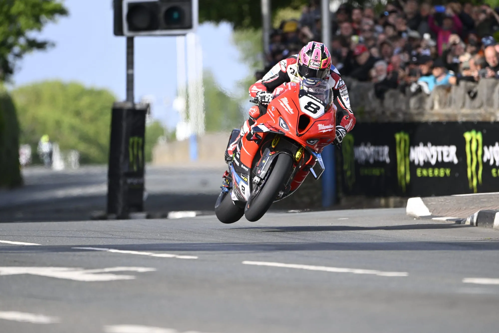 Isle of Man TT : À la découverte de la mythique course moto, ses catégories et son programme complet 🏍️🏆