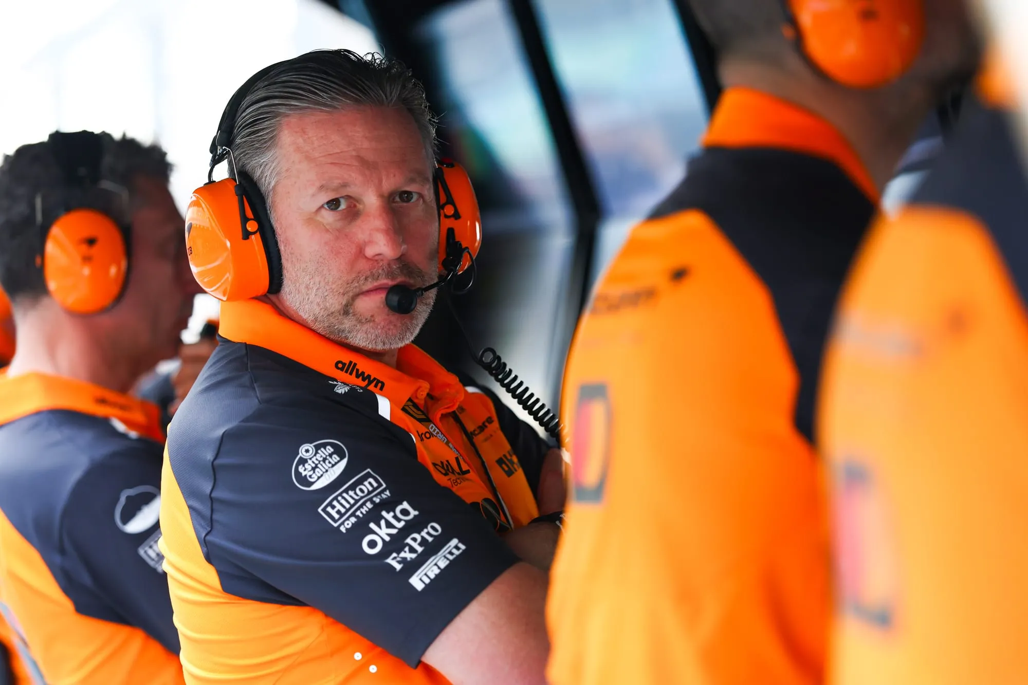 Zak Brown répond avec humour : la guerre psychologique des accusations en Formule 1 🔥🏎️