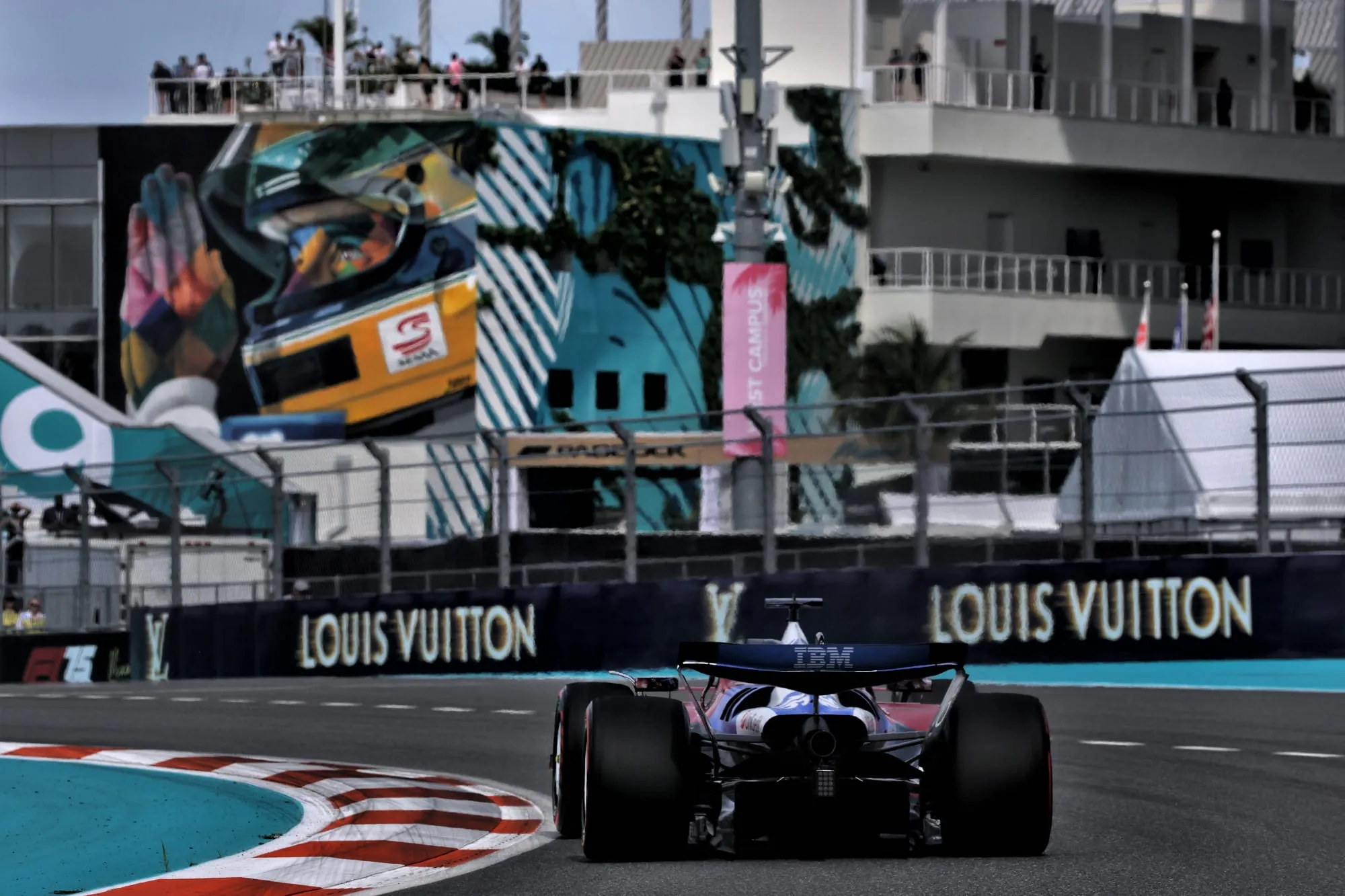 Ferrari en difficulté : Pourquoi la saison 2025 tourne au cauchemar pour la Scuderia ? 🏎️💔