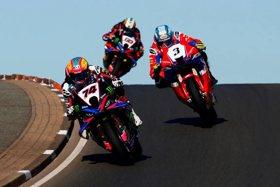 TempĂȘte sur le North West 200 đïž : la victoire controversĂ©e de Michael Dunlop fait dĂ©bat