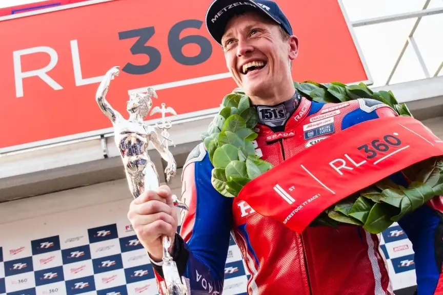 🏍️ Dean Harrison fait renaître Honda au sommet du Superstock TT 2025 🏆