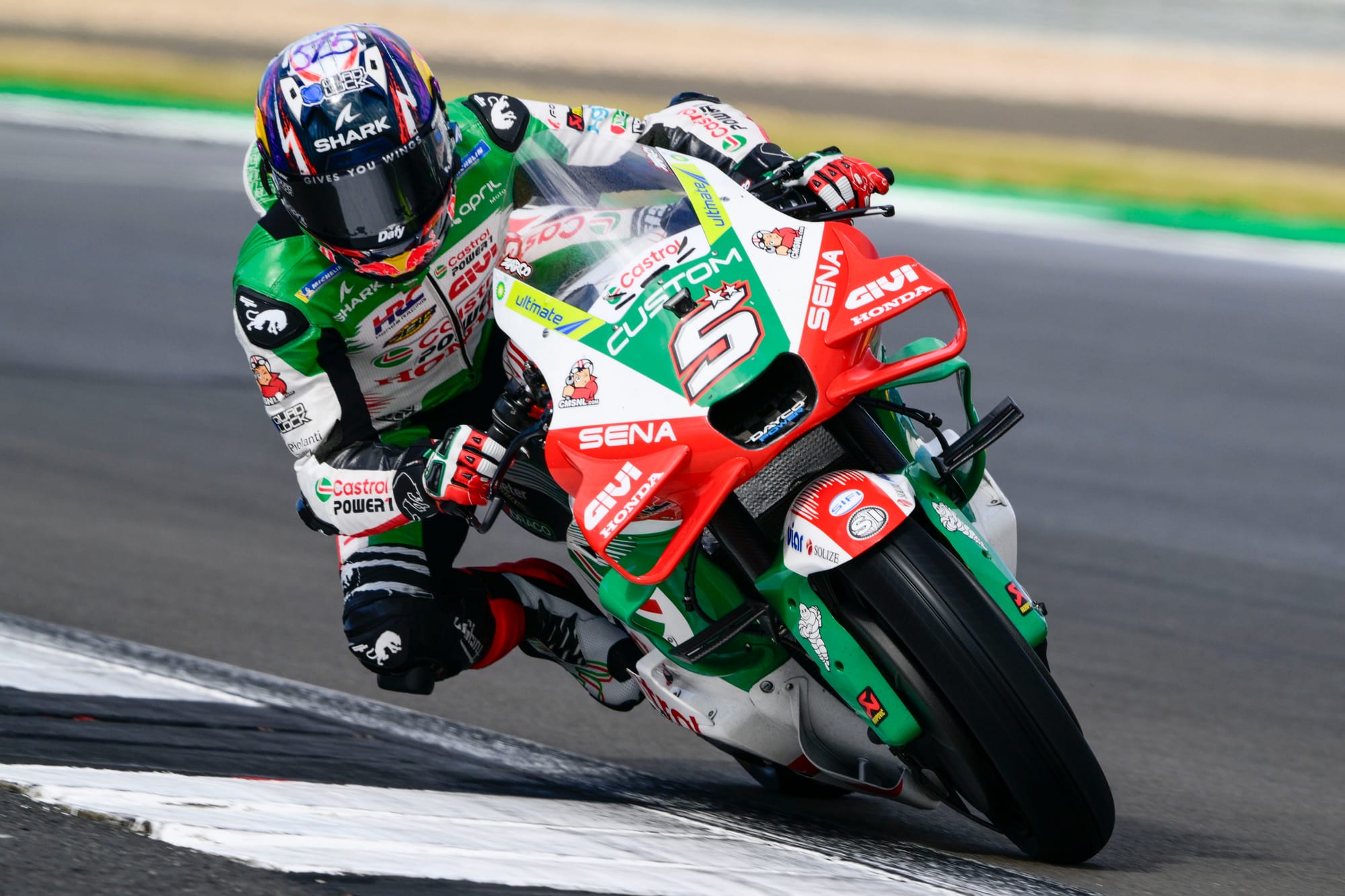 Comment Johann Zarco parvient-il à briller face aux pilotes officiels Honda en MotoGP ? 🏍️✨