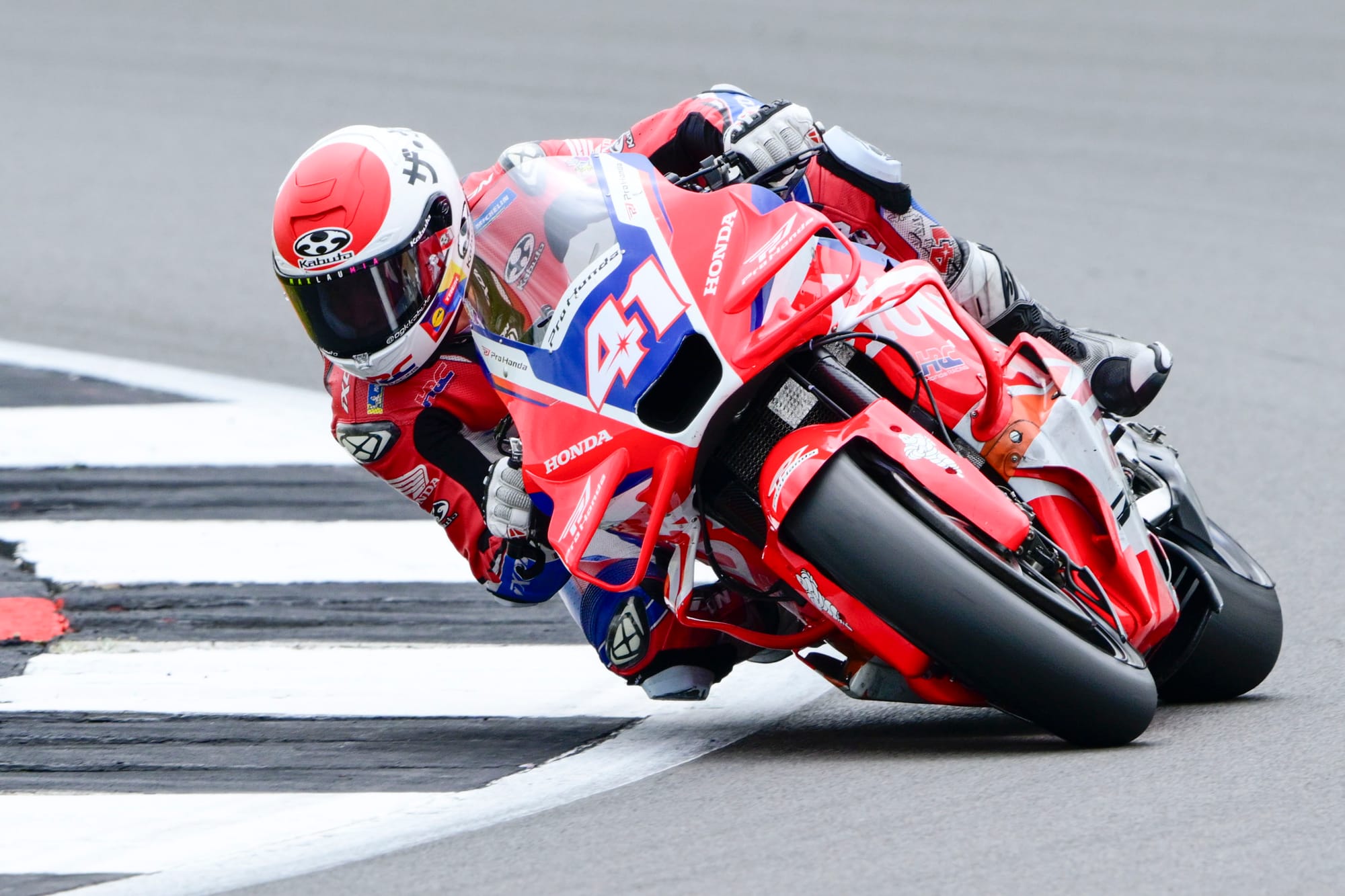 Aleix Espargaro testant des solutions techniques chez Honda