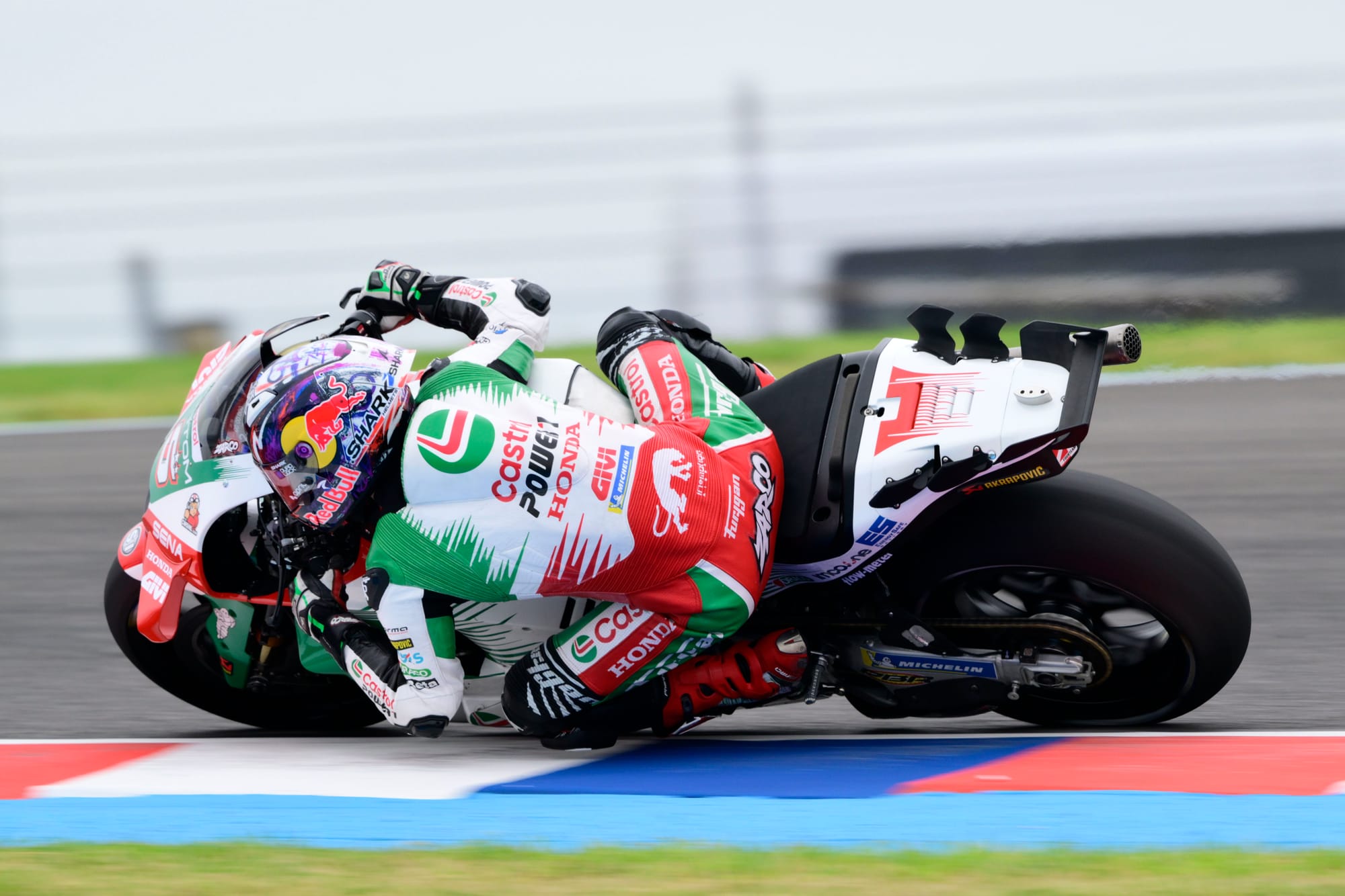 Johann Zarco adaptant son pilotage aux défis techniques