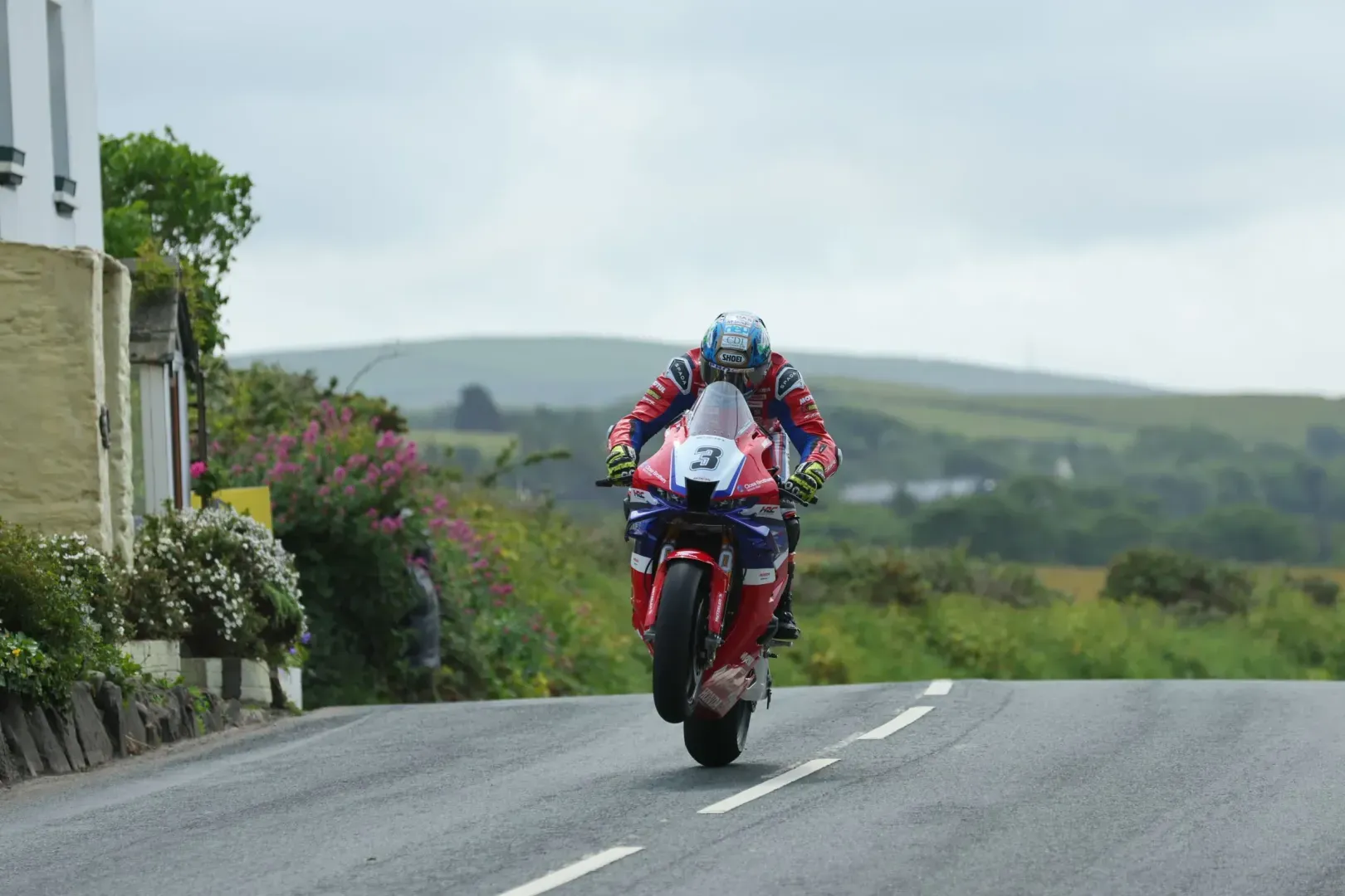 Isle of Man TT 2025 : Annulation historique face aux conditions extrêmes 🏍🌧