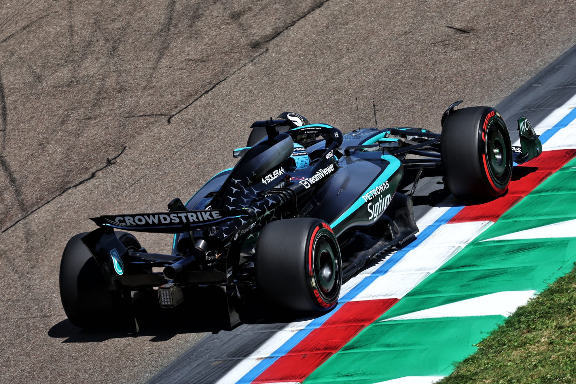 Mercedes revient à sa nouvelle suspension : pari gagnant au Grand Prix du Canada ? 🏎️✨