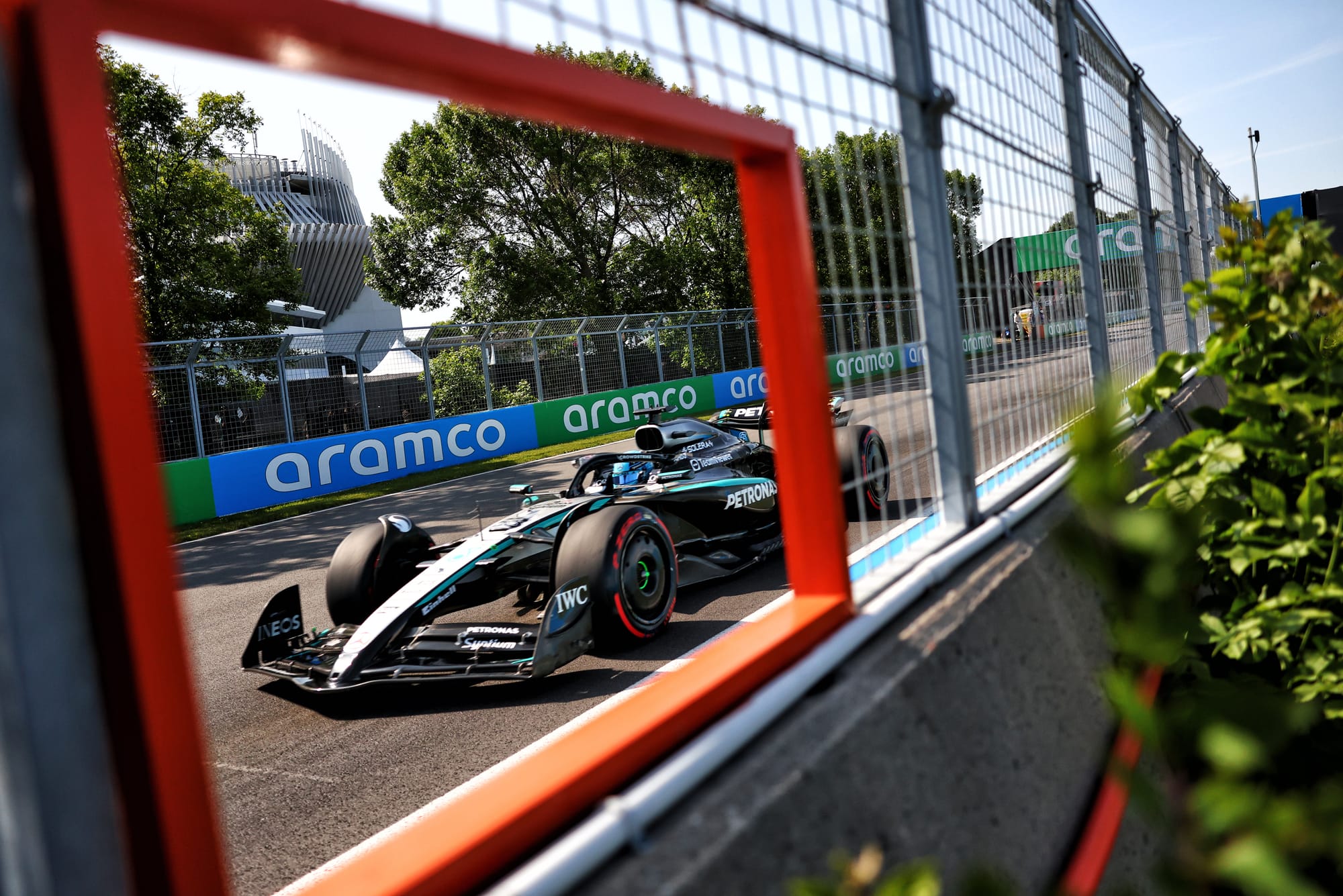 Grand Prix du Canada 2025 : Russell en pôle, Verstappen en embuscade et pénalités en cascade ! 🏎️🔥