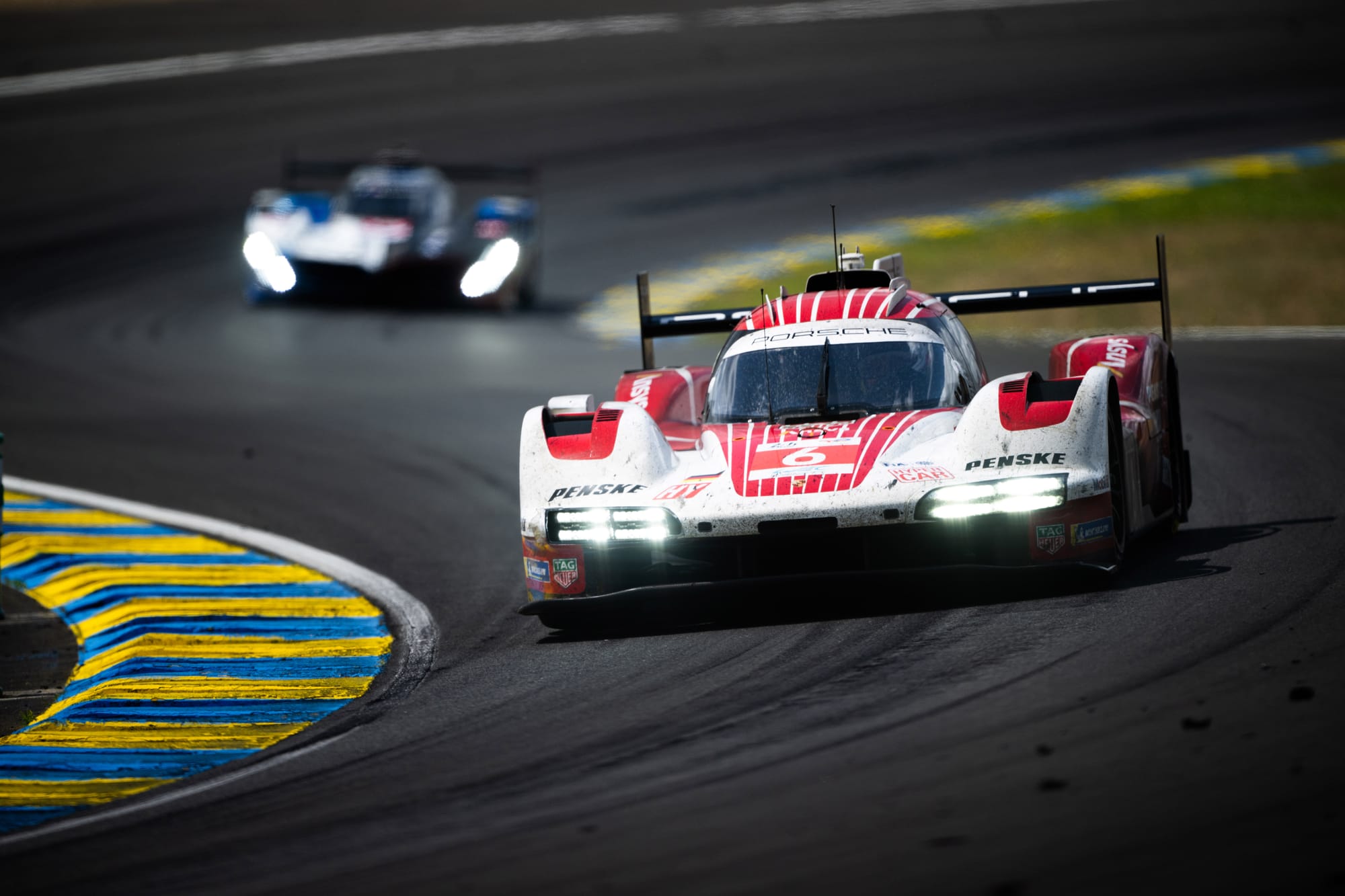 Équipage Porsche au combat pour la victoire au Mans 2025
