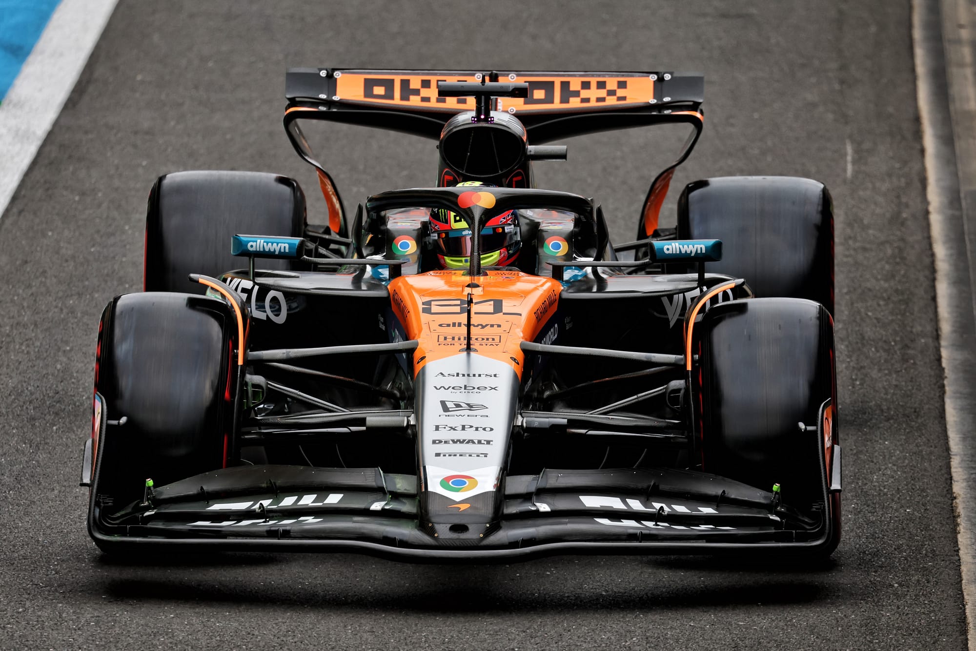 Suspension McLaren F1 : Pourquoi Oscar Piastri hésite à suivre les choix techniques de Lando Norris en 2024 🏎️