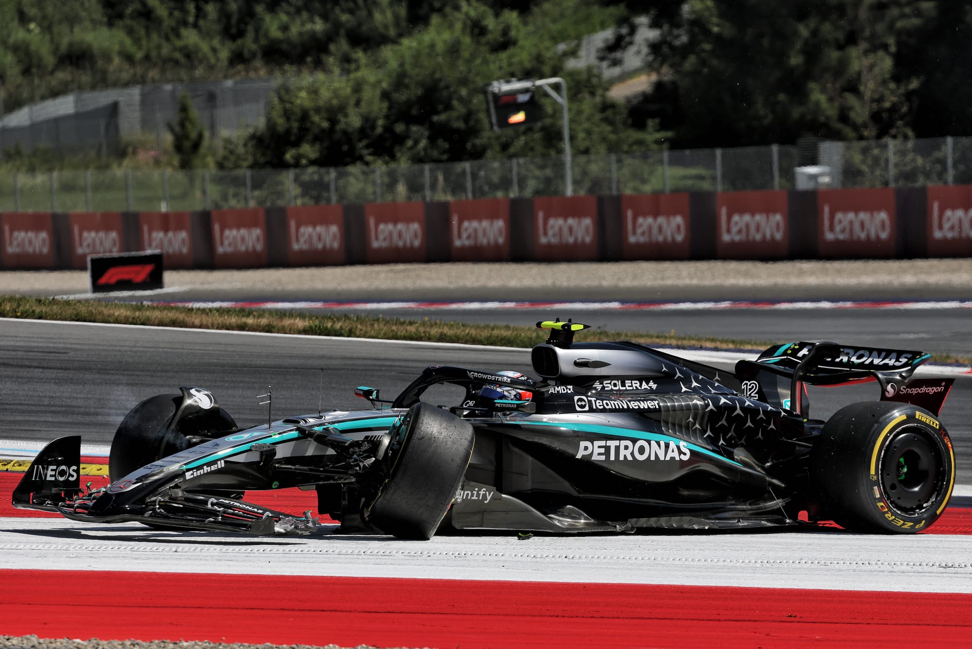 Mercedes progresse en 2025 mais reste inconstante