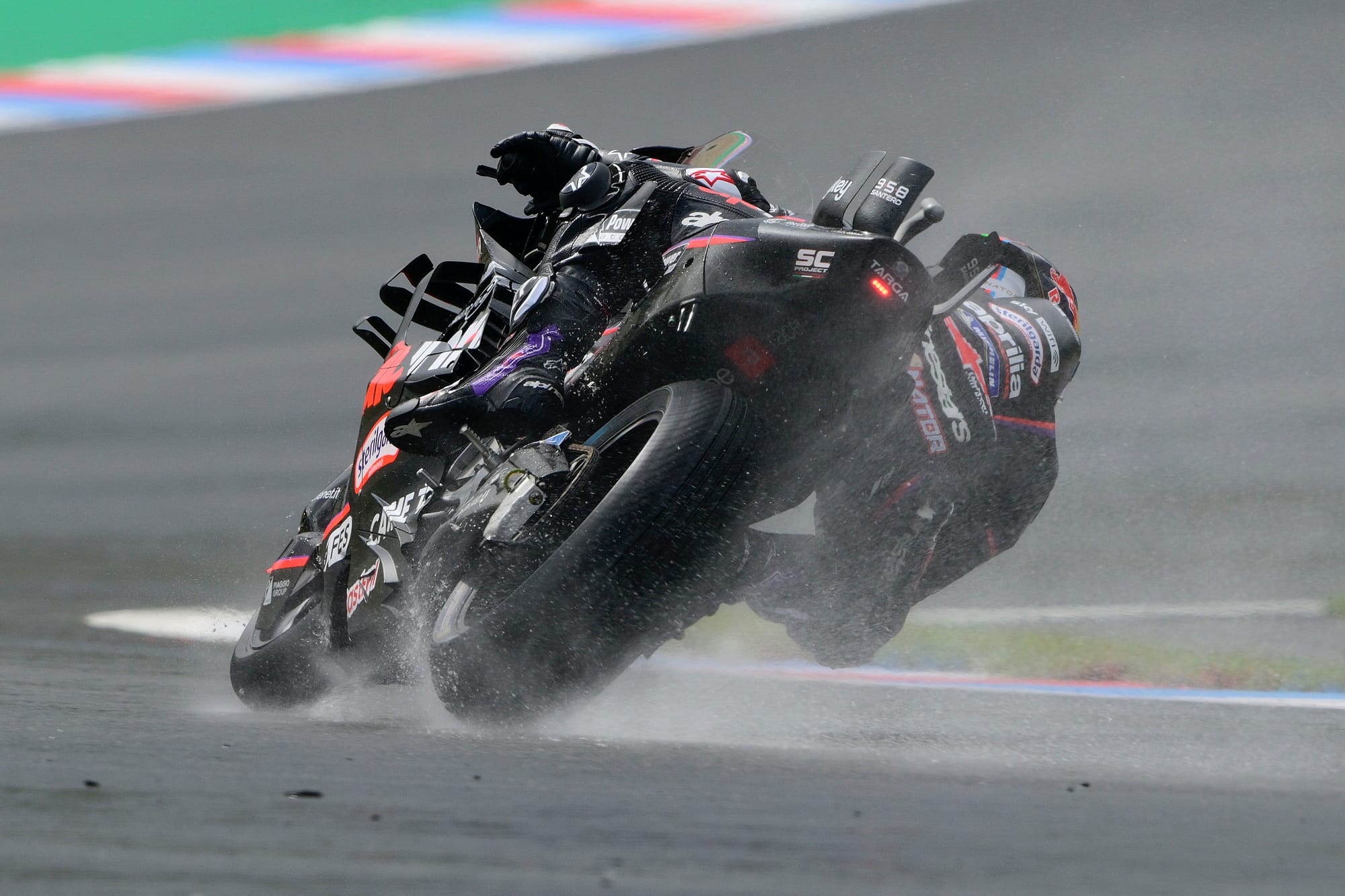 MotoGP à Brno : Un Vendredi Pluvieux Qui Redéfinit la Course et les Ambitions 🚦