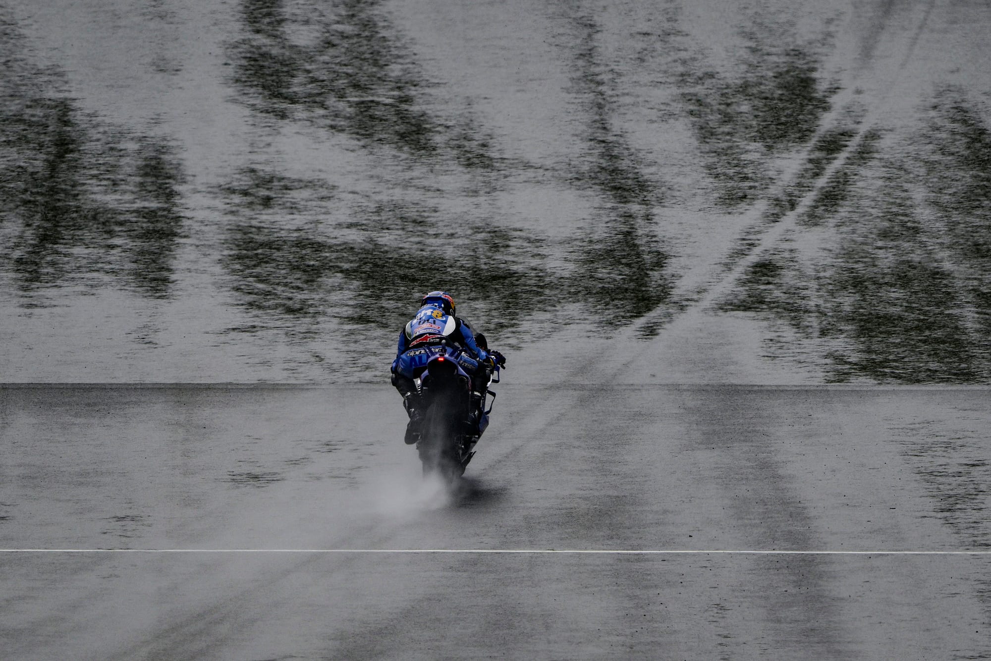 Le père de Bagnaia, deux scooters, gros risque - L’exploit insensé de sauvetage de Marquez