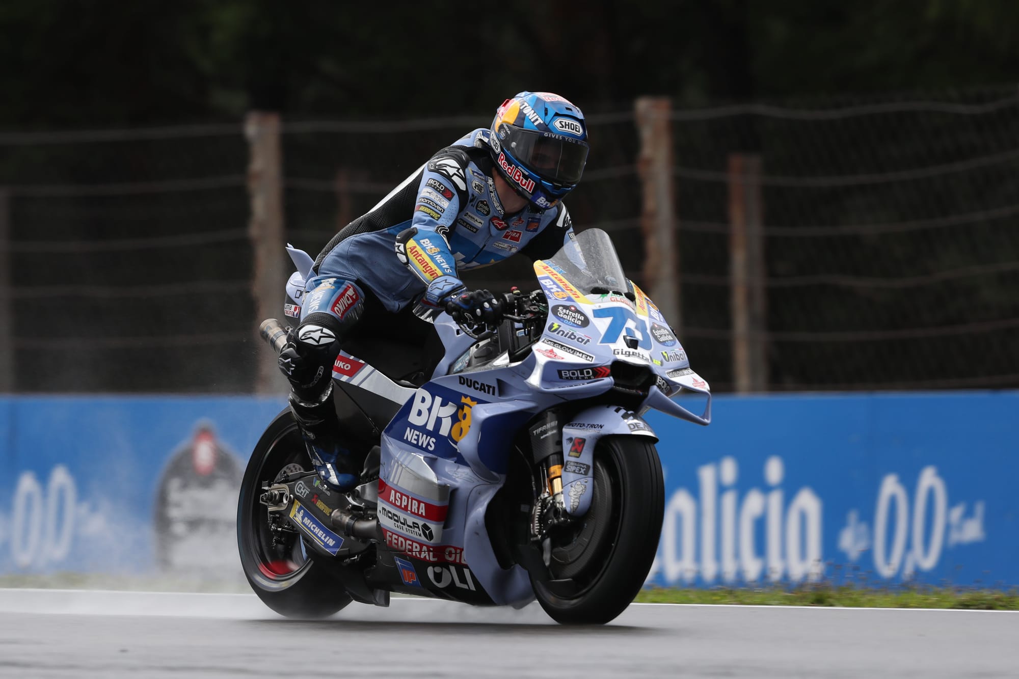 Le père de Bagnaia, deux scooters, gros risque - L’exploit insensé de sauvetage de Marquez