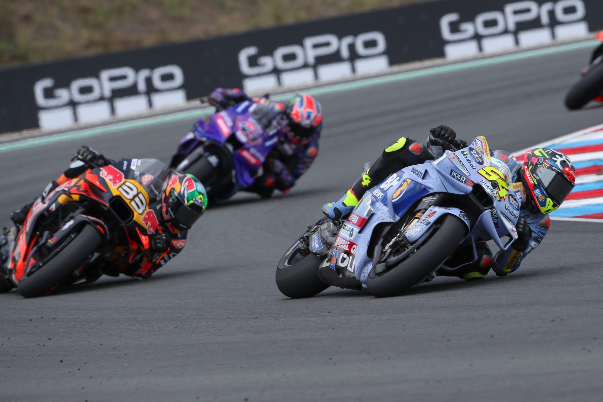 Choc invisible à Brno : Les tensions montent après la collision entre Fermin Aldeguer et Miguel Oliveira 🏍️🔥