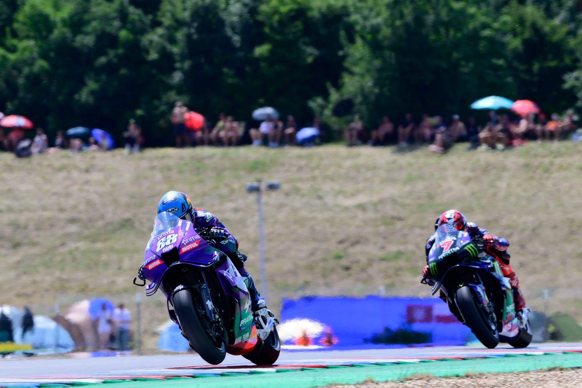 Oliveira évite de justesse la collision après l'attaque tardive d'Aldeguer à Brno