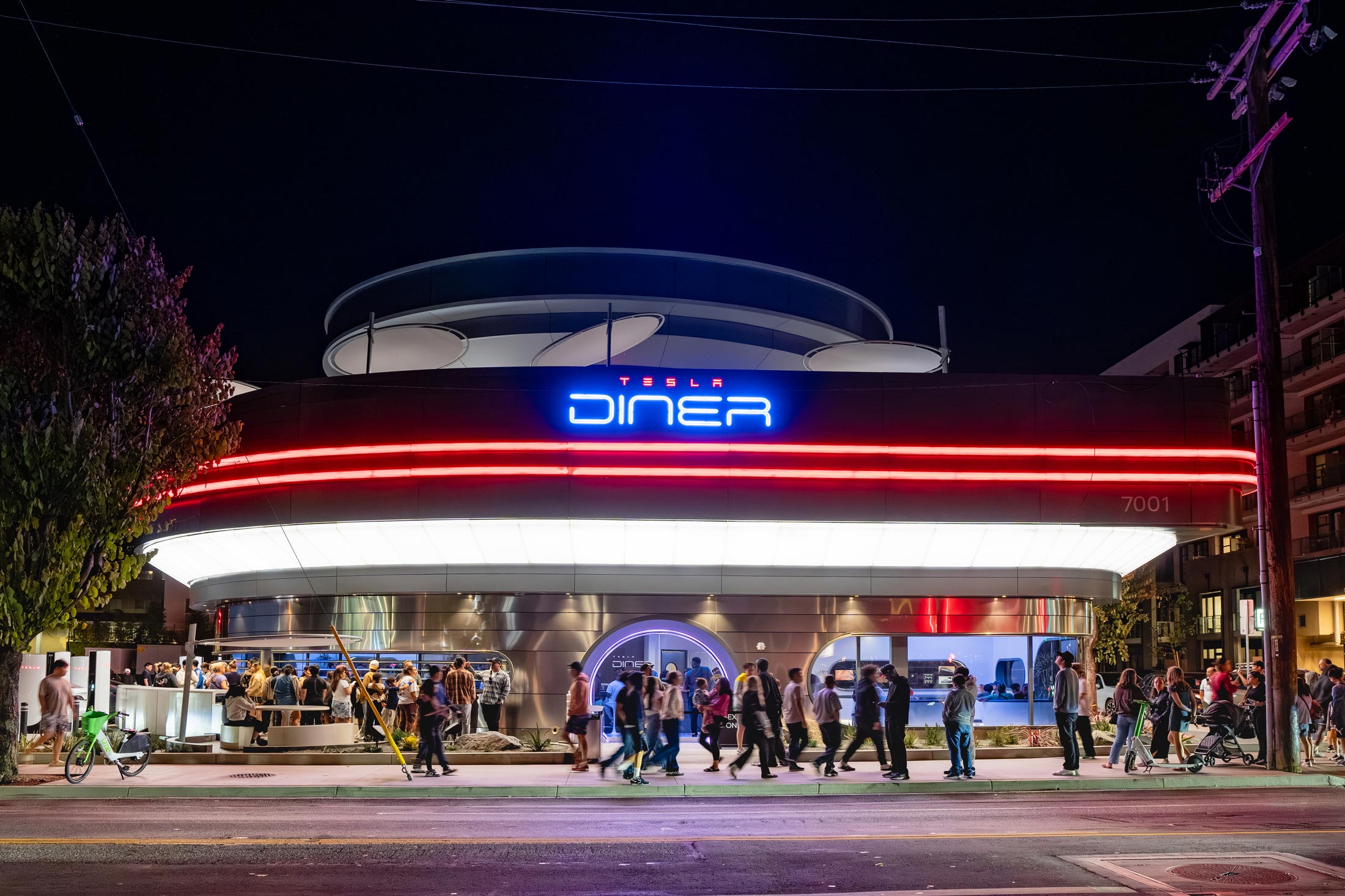 Immersion dans le Tesla Diner de Los Angeles: un voyage rétro-futuriste