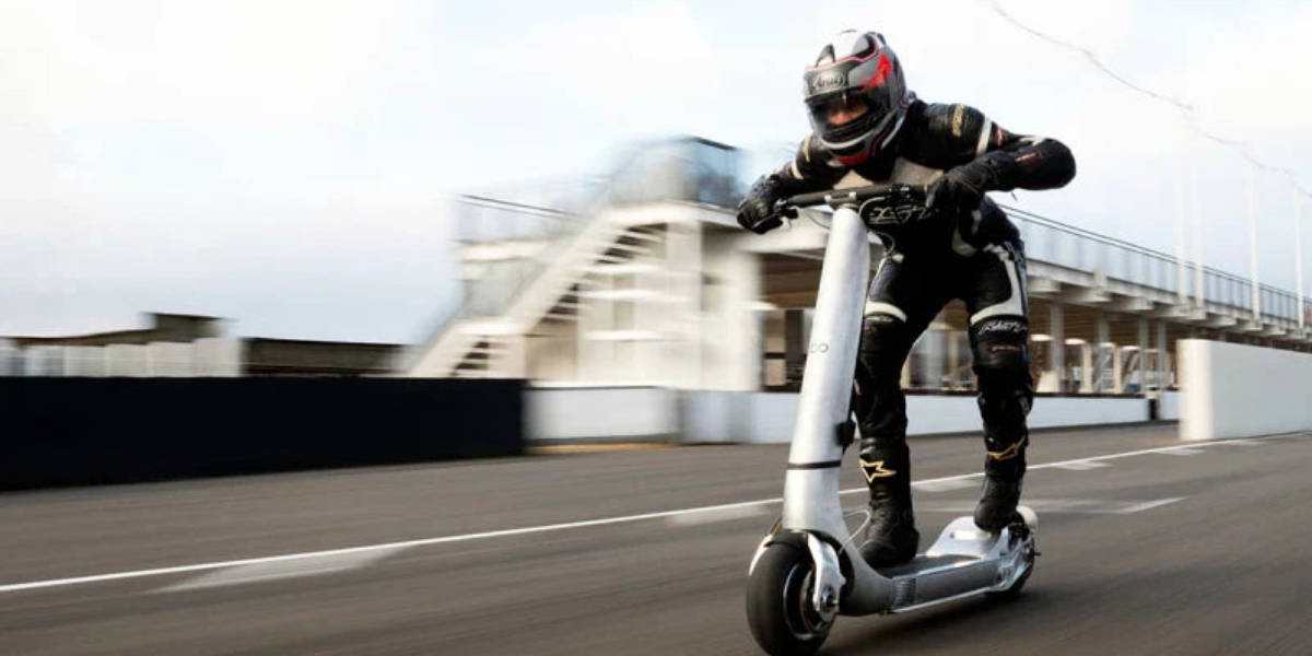đ Turbo Ălectrique InspirĂ© de la F1 : Le Scooter Qui DĂ©passe MĂȘme une Tesla Model 3 !