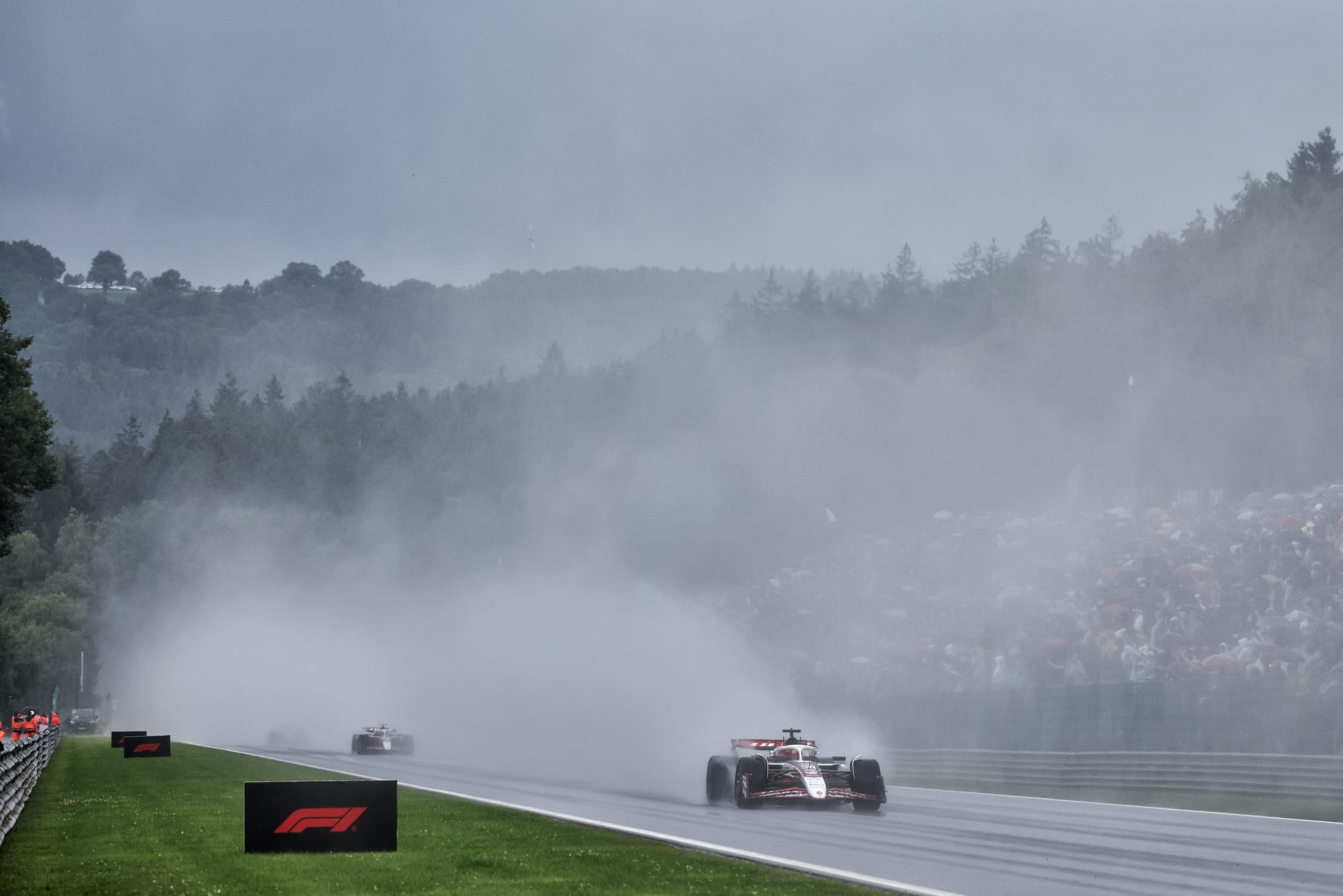 Sécurité et Défis en Formule 1 : Pluie, Visibilité et Progrès à l’Horizon 🌧️🏁