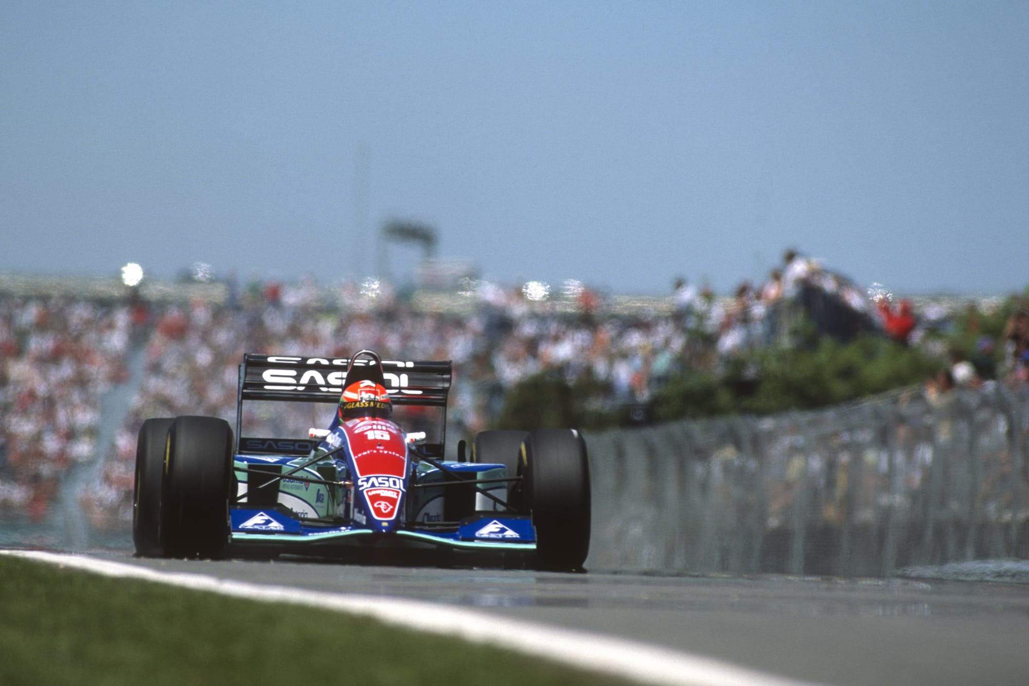 Ancienne monoplace F1 avec suspension arrière innovante