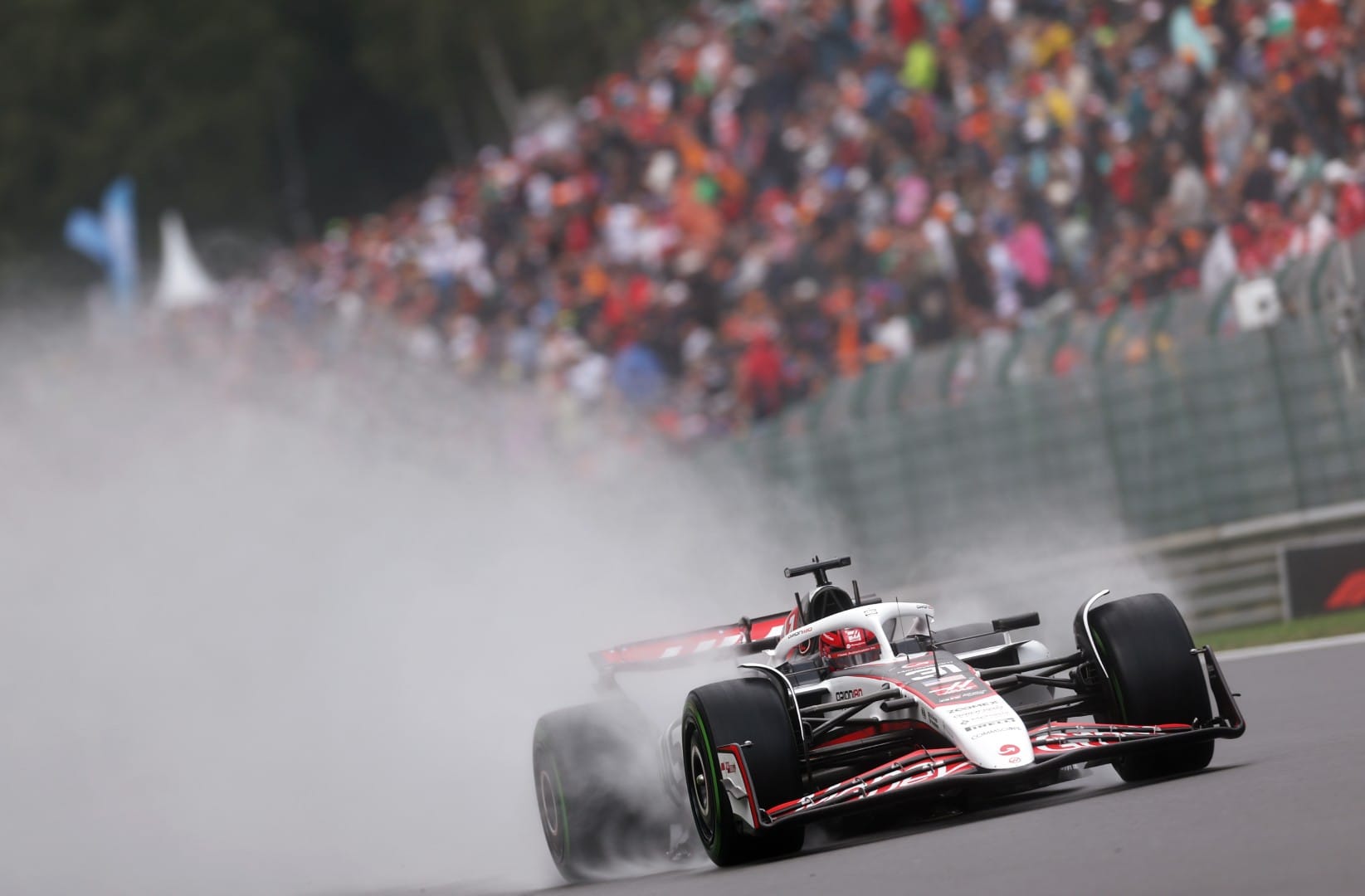 🌧️ F1 et pluie : Solutions innovantes pour des courses sous l’eau sans interruption