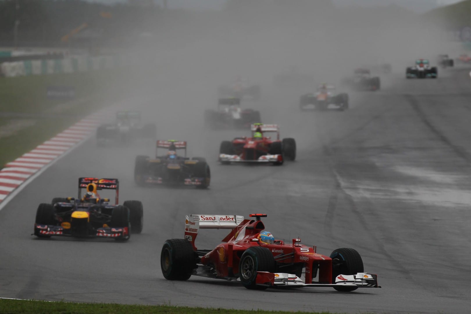 RevĂȘtements modernes et dĂ©fis en F1 sur piste mouillĂ©e
