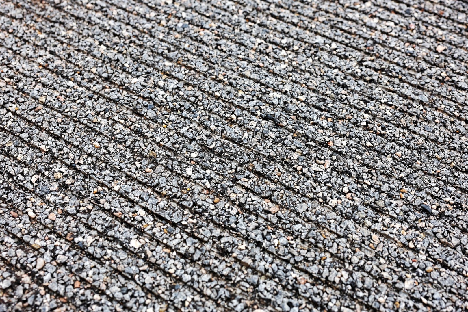 Rainures de drainage et sécurité renforcée sur piste humide
