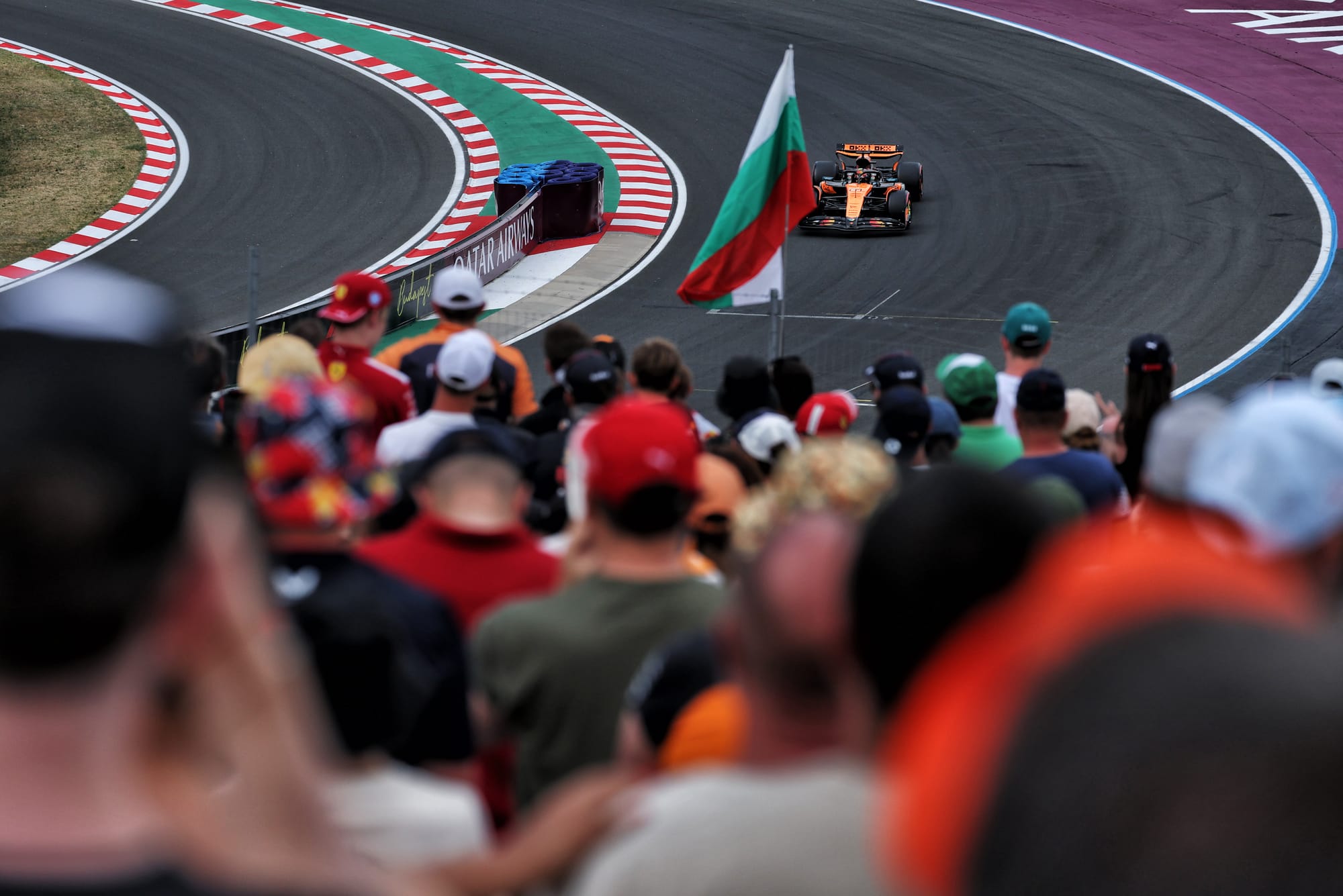 Leclerc prend la pole sur McLaren
