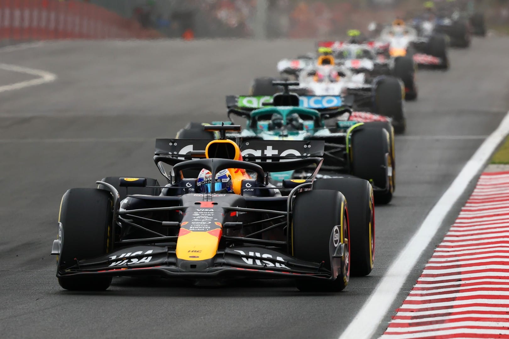 Verstappen fait l’objet d’une enquête après une manœuvre controversée sur Hamilton