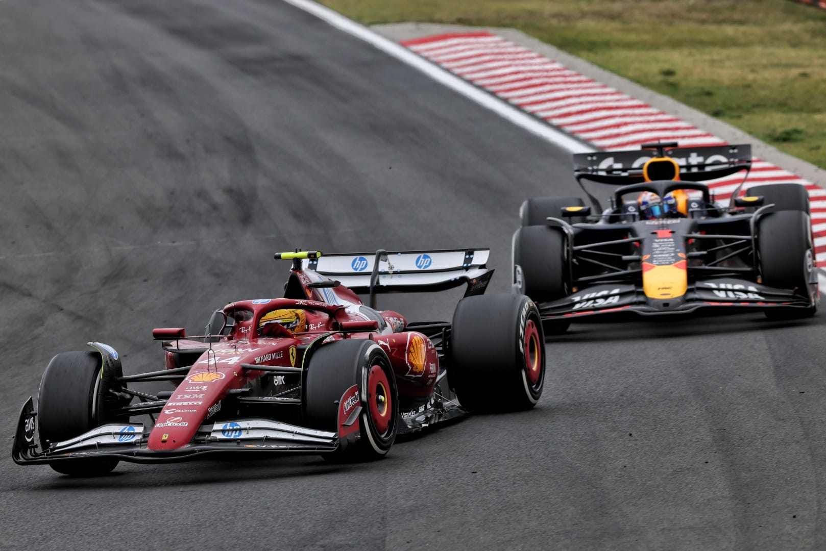 Verstappen et Hamilton : Tension sur la piste en Hongrie, analyse et perspectives 🚦